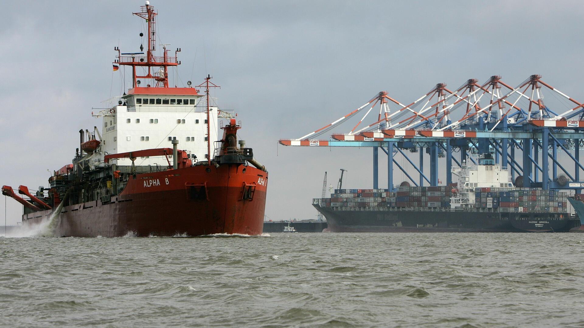 Baggerschiff vor Containerkaje.