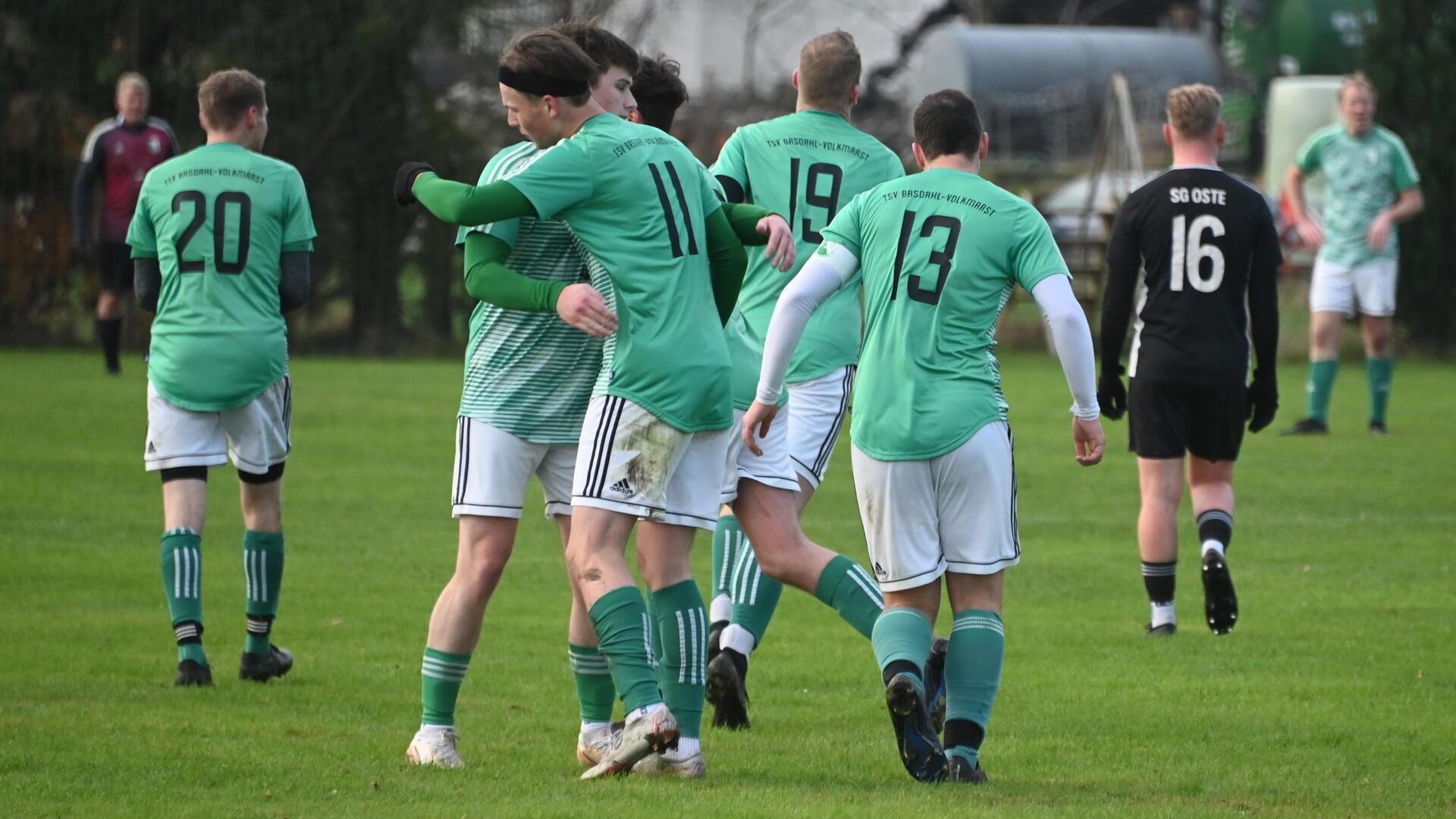 Der TSV Basdahl feierte einen 2:1-Erfolg im Derby bei der SG Oste. In dieser Szene jubelt Jacob Steinberg (Nr. 11) mit seinem Bruder Hanno.