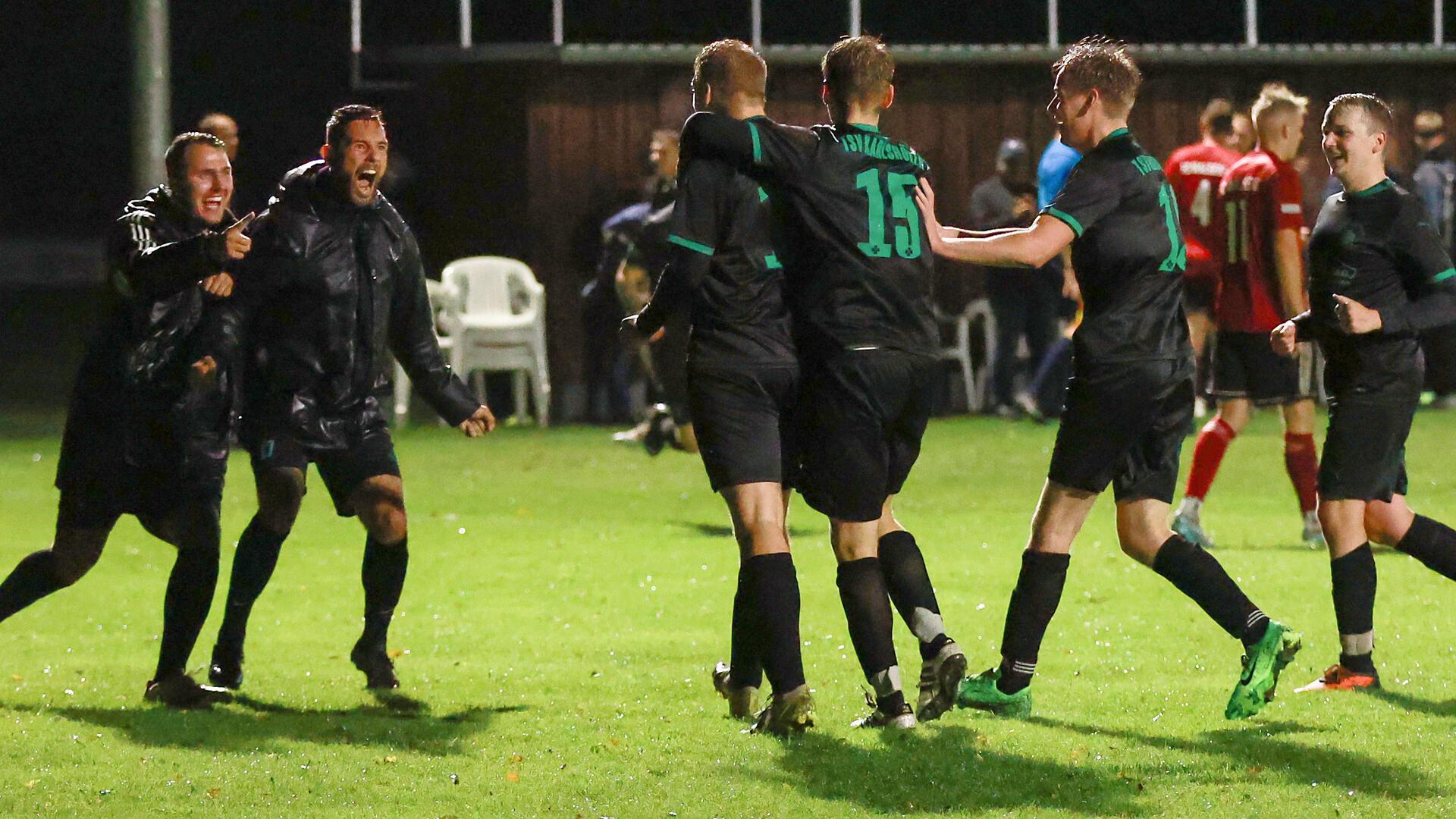 Der TSV Karlshöfen bejubelt einen 2:1-Heimsieg über den Spitzenreiter FC Walsede und den Siegtorschützen Chris Bubbel.