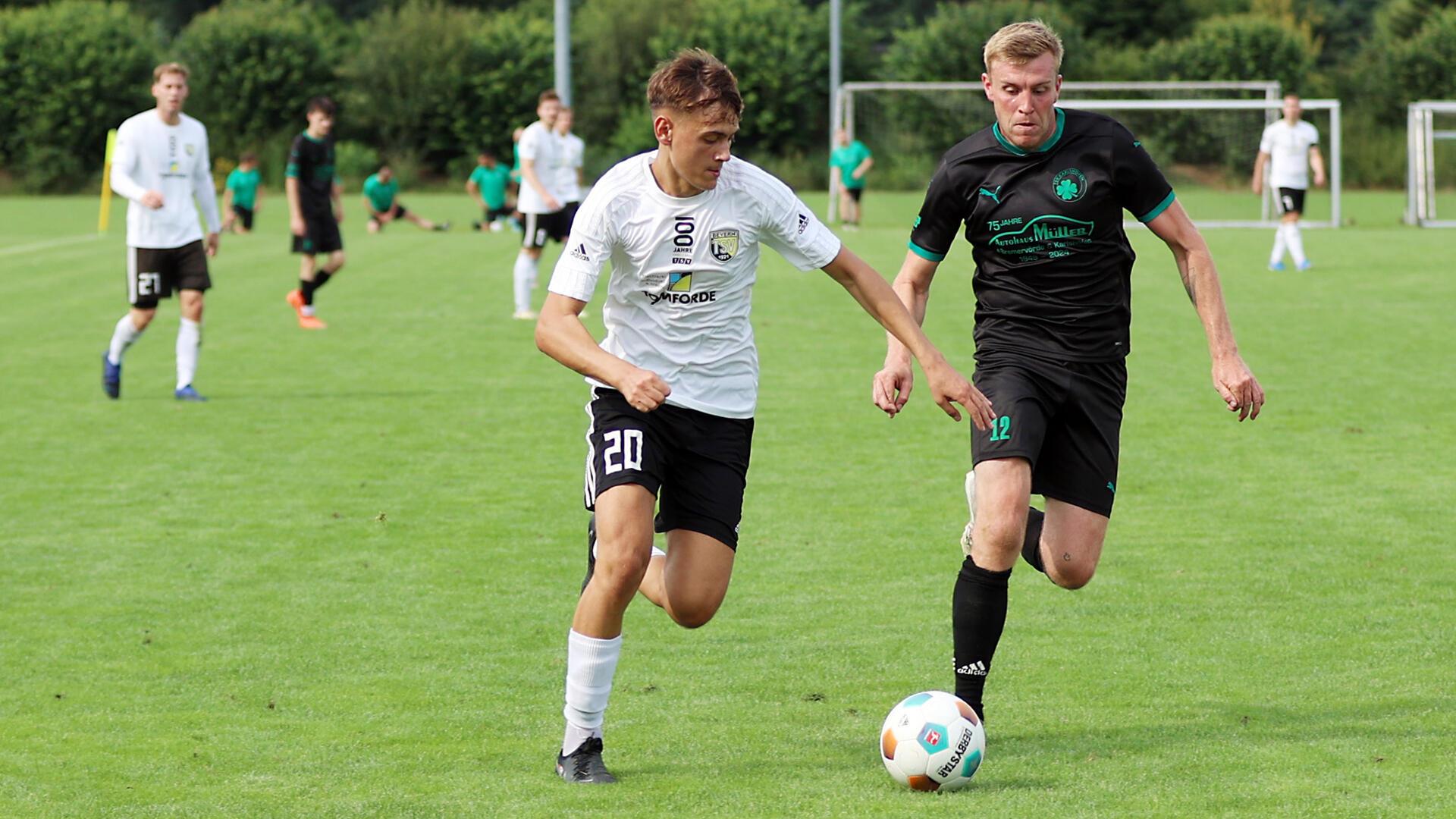 Der TSV Karlshöfen, hier mit Hanns-Christoph Nehring (re.) gegen Beverns Kleodis Barsaku, trifft auf Hesedorf/Nartum.