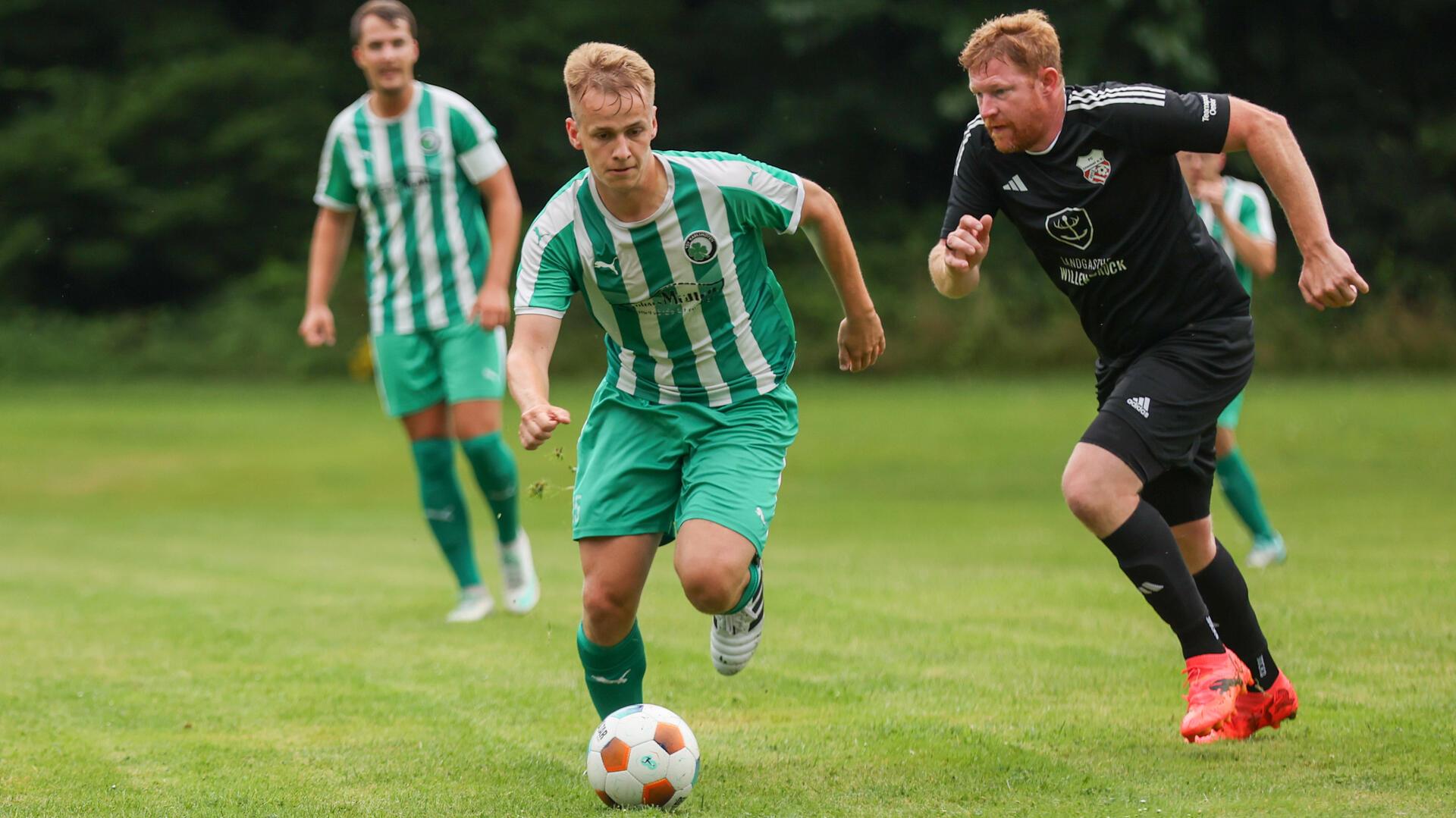 Der TSV Karlshöfen - hier mit Philipp Lampe (l.) gegen Andreas Bammann - spielt am Freitag das Finale in Kirchtimke.