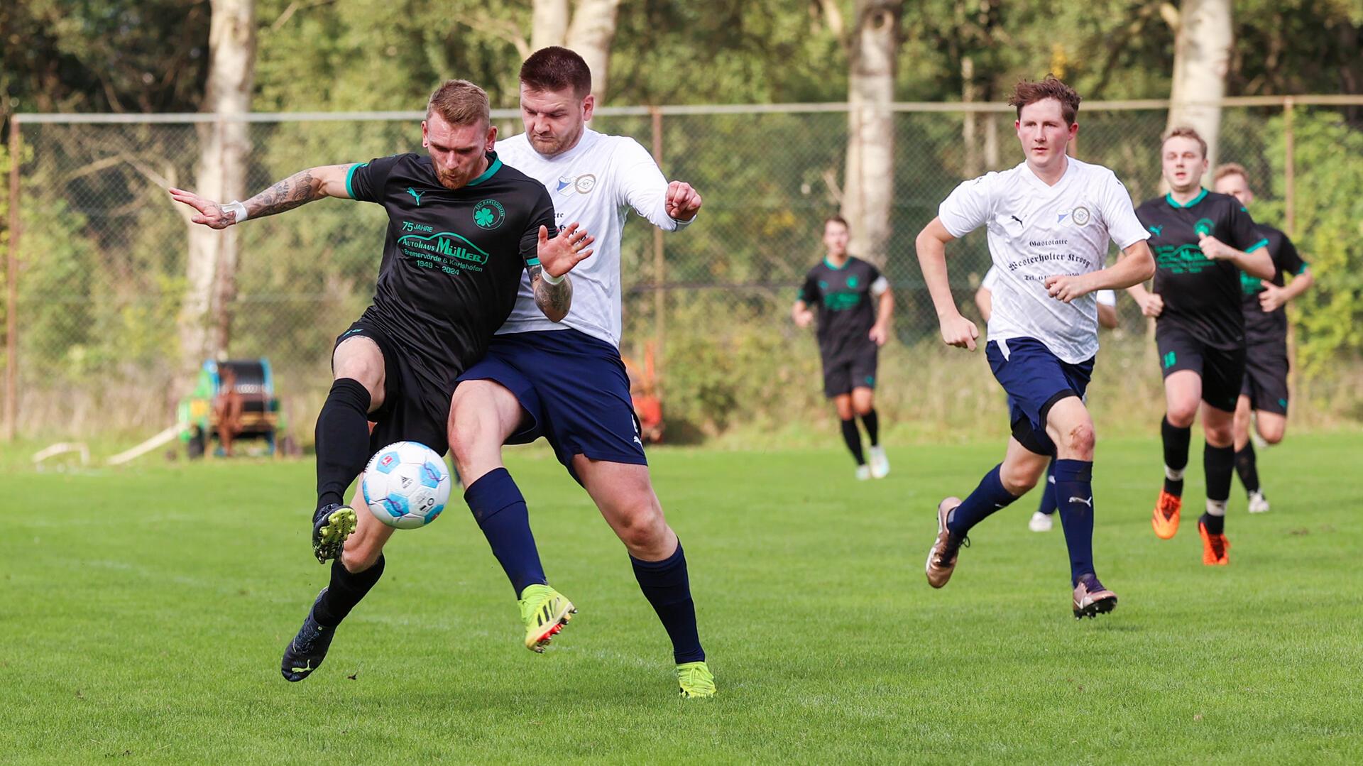 Der TSV Karlshöfen, hier mit Sven Martens gegen Thilo Jakobs, gewann deutlich bei der SG Westerholz/Hetzwege.