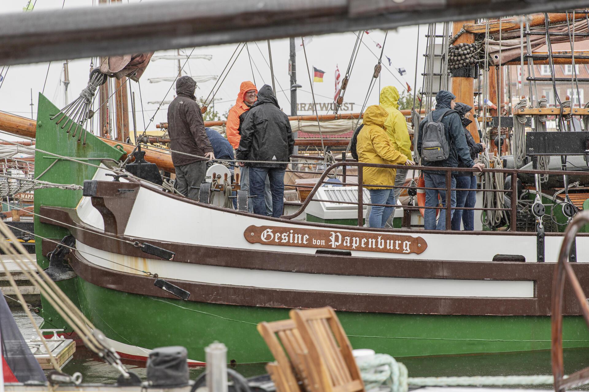 Menschen auf einem Boot bei Regen. 