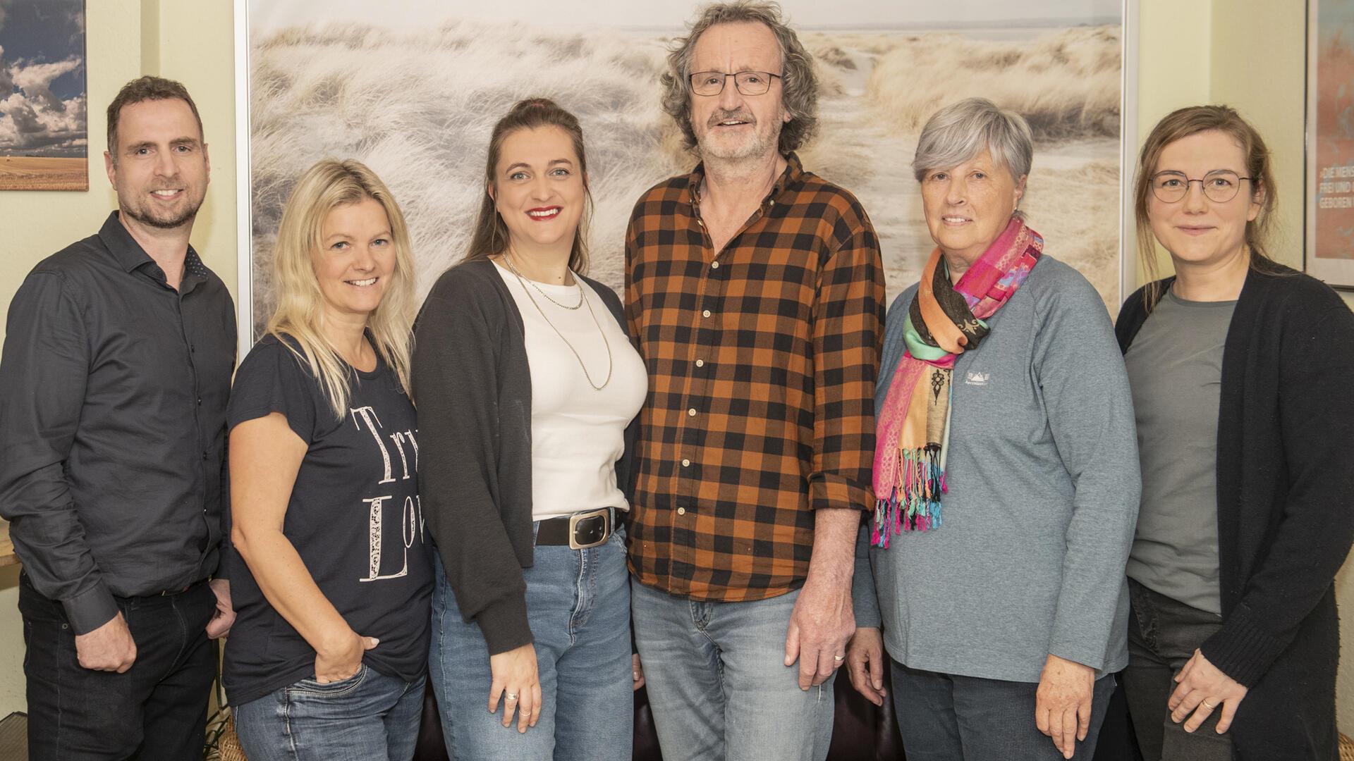 Der Tandem-Vorstand mit (von links) Thomas Ropers, Nina Zobel, Sabrina Adeline Nagel, Andreas von Glahn, Marianne Regenberg und Sabrina Marten.