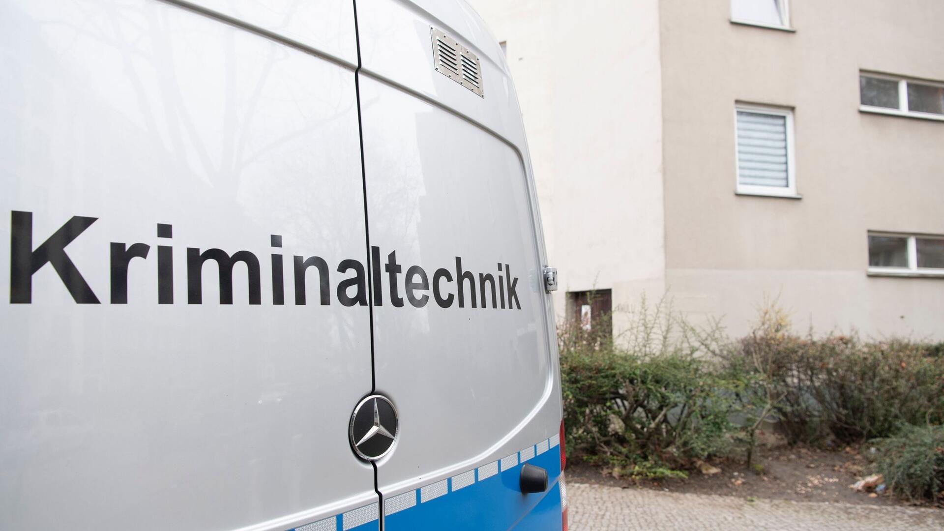 Der Transporter der Kriminaltechnik der Polizei steht in Kreuzberg vor einem Mehrfamilienhaus. Die frühere Terroristin der Roten Armee Fraktion (RAF), Daniela Klette (65), ist in Berlin gefasst worden.