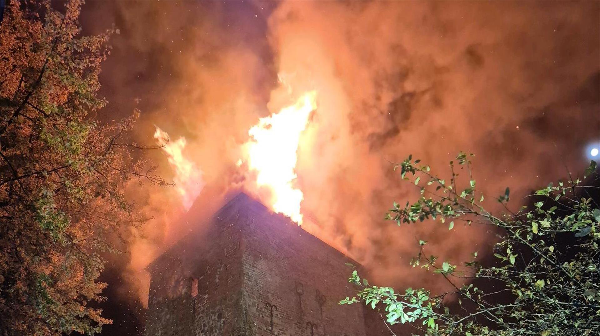 Der Turm der Dionysiuskirche in Bremerhaven-Wulsdorf stand vergangene Woche lichterloh in Flammen.