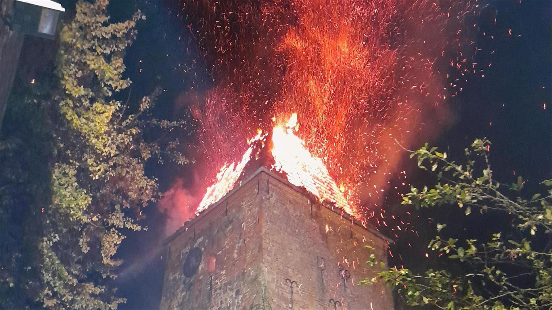 Der Turm der Dionysiuskirche in Wulsdorf wurde bei einem Feuer schwer beschädigt. Die Kleinschmidt-Stiftung beteiligt sich finanziell am Wiederaufbau. 