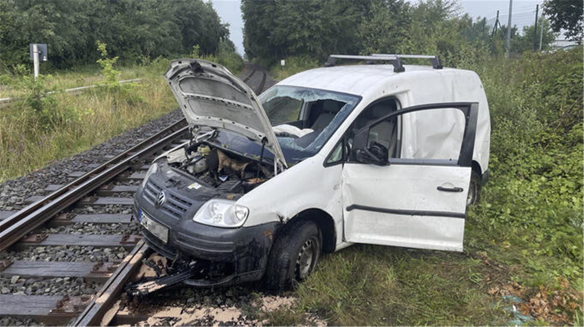 Der VW Caddy kam von der Bremervörder Umgehungsstraße ab, überschlug sich und landete am Rande der Bahnschienen. Der Fahrer konnte nur tot aus dem Pkw geborgen werden.