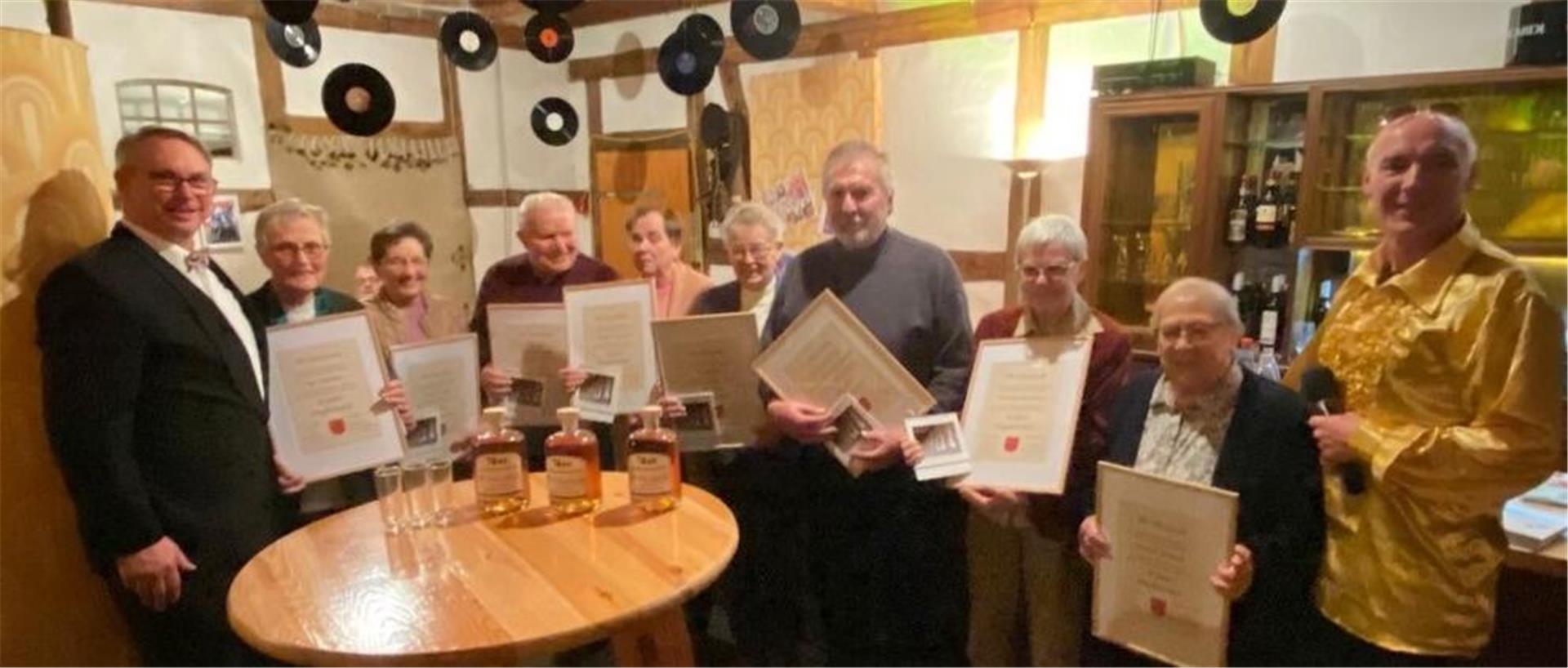 Der Verein mit dem ersten Vorsitzenden Rainer Rex (rechts) und dem zweiten Vorsitzenden Oliver von Studnitz (links) bedankt sich bei Inge Monsees, Grete Pingel, Manfred Seeba, Brigitte Tekath, Tine Korte, Hans-Christoph Fischer, Ute von Studnitz und Frieda Hastedt für fünf Jahrzehnte Treue und Engagement.