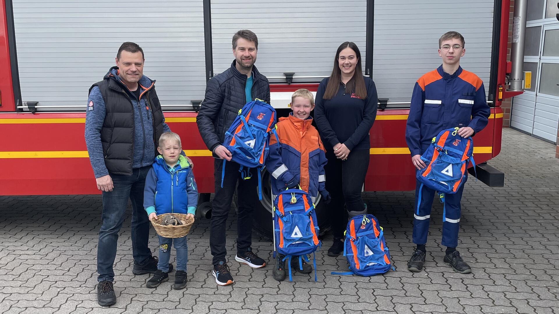 Der Vorsitzende des Fördervereins der Bremervörder Feuerwehr, Daniel Hartmeyer (links), Jugendfeuerwehrwartin Vanessa Eich und einige Jugendliche danken Christian Oetjen für die Spende anlässlich seines Geburtstages.