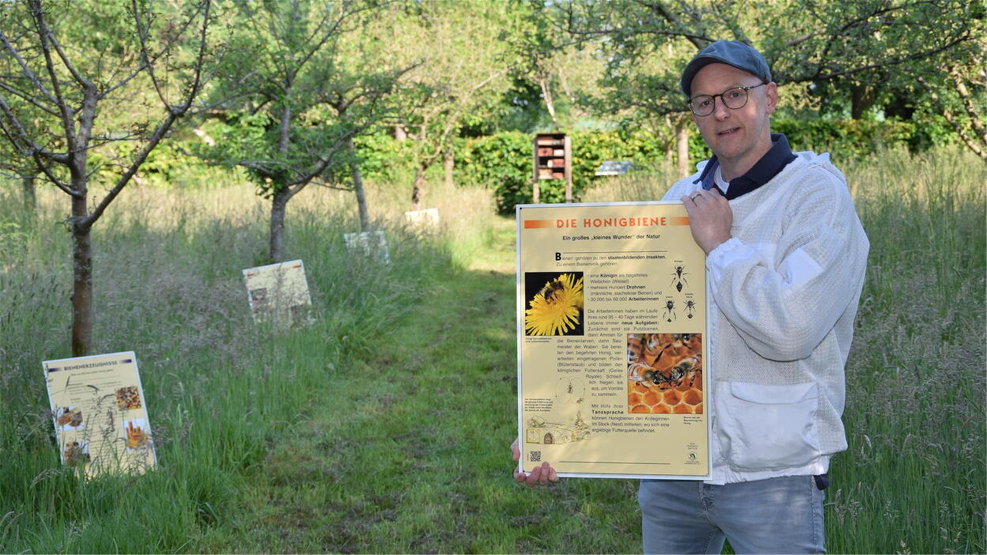 Der Vorsitzende des Imkervereins Selsingen, Kai Oevermann, zeigt einige der Informationsschilder, die essenziell sind für den geplanten Bienenlehrpfad im Imkergarten an der B 71.