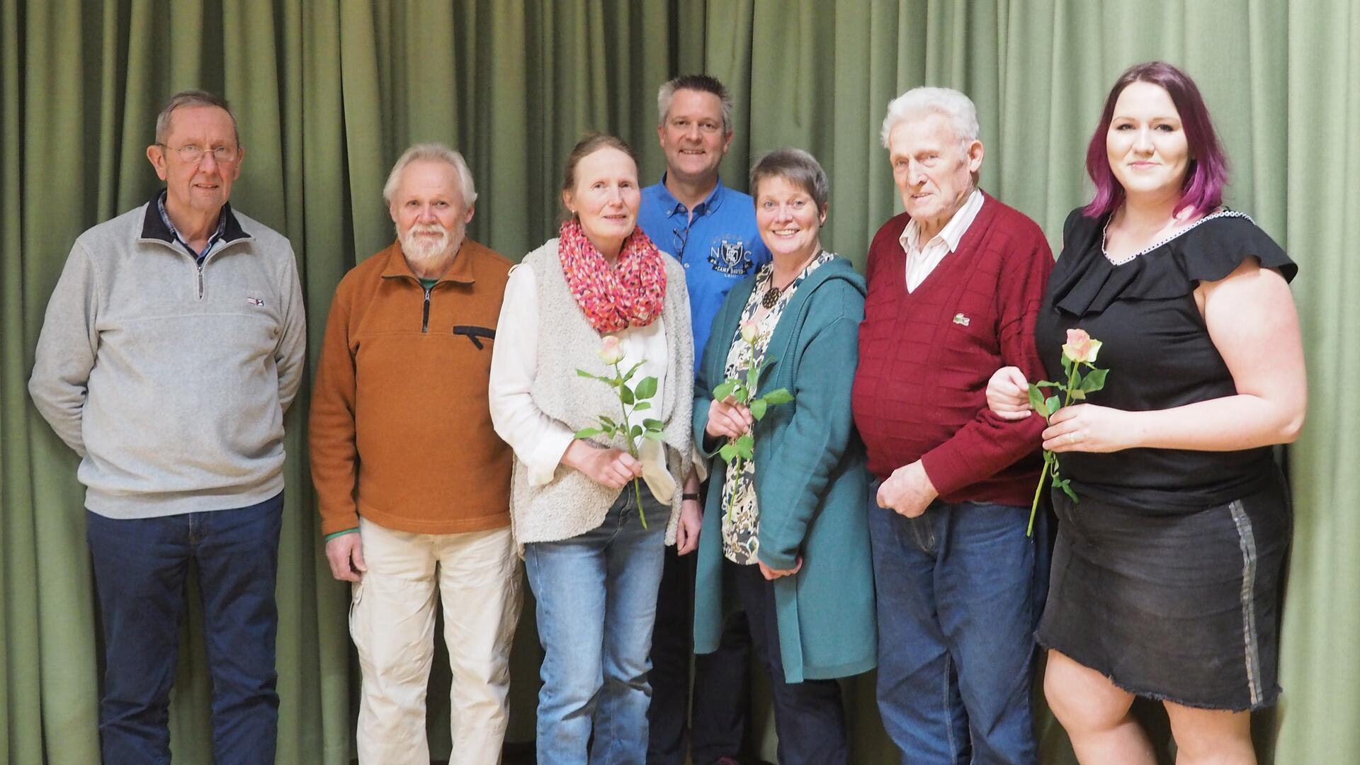 Gruppenfoto des Vorstands des Holßeler Heimat- und Dorfverschönerungsverein mit dem jüngsten und dem ältesten Mitglied im Verein