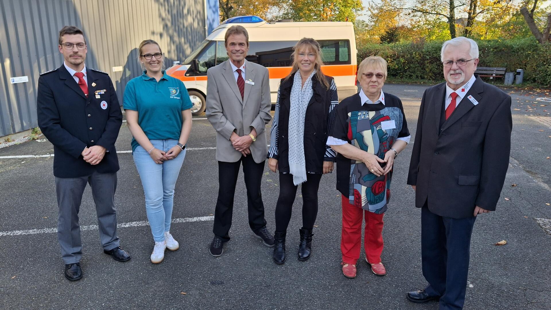 Der Vorstand des Zevener DRK-Ortsvereins (von links): Bereitschaftsleitung Chris Knoblauch, Jugendrotkreuzleitung Maya Haker, Schatzmeister Gerhard Hübner, die neue Beisitzerin Kirsten Hübner, Beisitzerin Heidi Goldbaum und Vorsitzender Bernd Kampa. Es fehlen: stellvertretender Vorsitzender Reiner Kuball und Beisitzerin Antje Meyer.