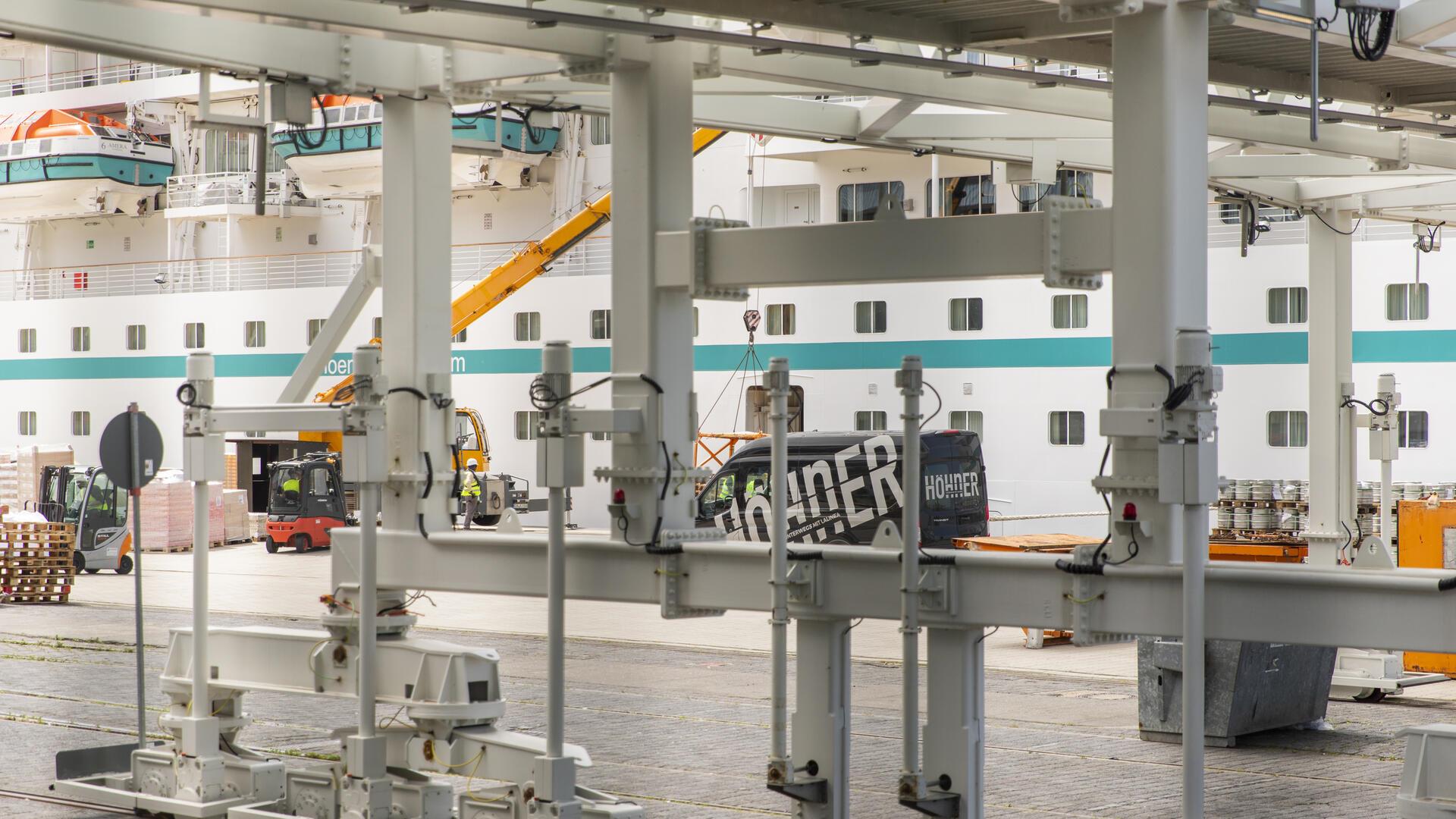 Ein Sprinter der Höhner steht vor dem Kreuzfahrtschiff Amera.