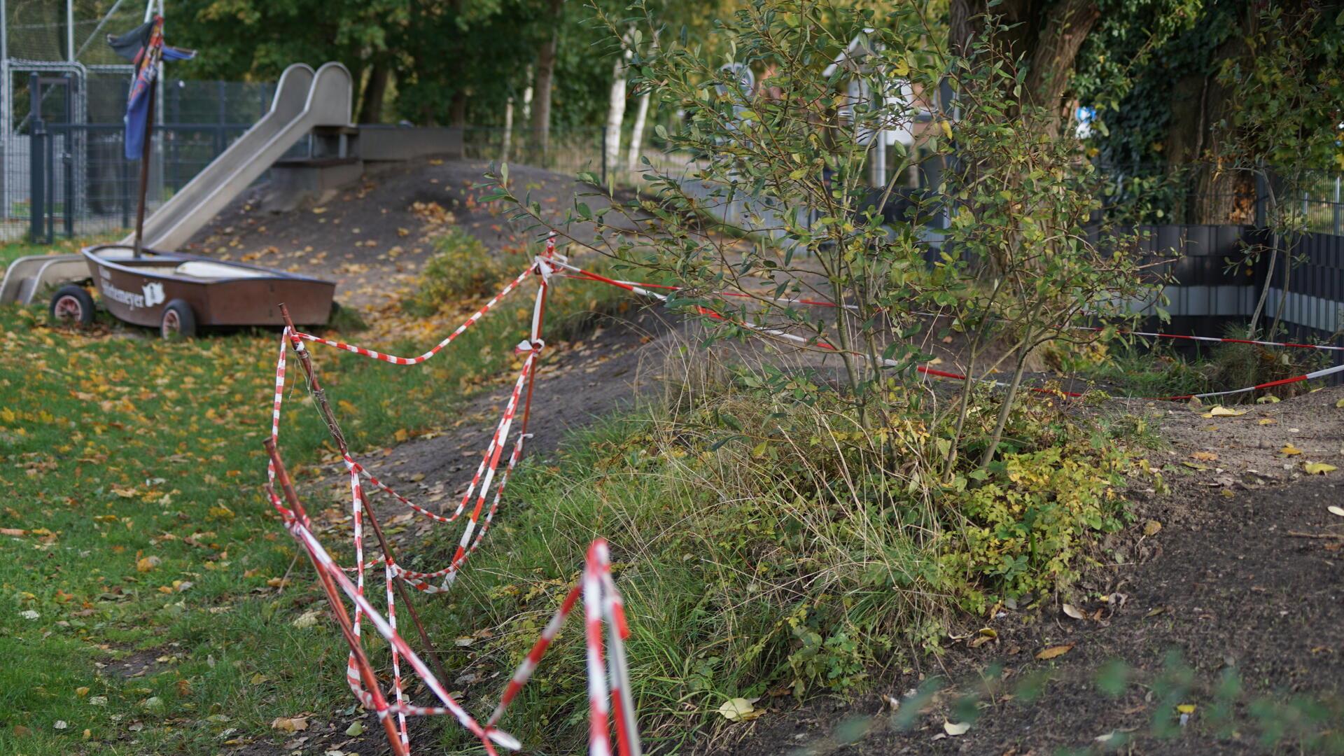 Der Wall auf dem Gelände der Kita "Moorkinners" an der Walkmühlenstraße sorgt regelmäßig für Ärger zwischen den Eltern der Kita-Kinder und der Stadtverwaltung. Bereits mehrfach hätten Kinder dort Scherben aus dem Erdreich geholt, beklagen die Eltern. Die Stadt führt an, dass der Lärmschutzwall explizit nicht zum Buddeln geeignet sei. 