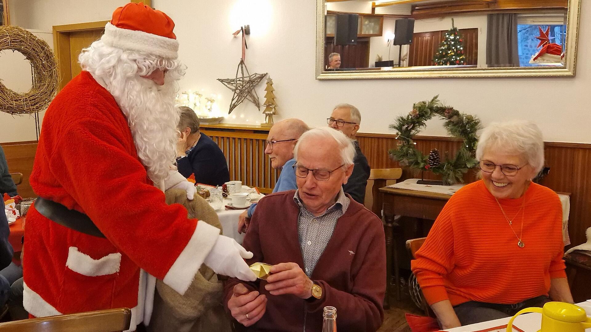 Der Weihnachtsmann bei der Geschenkübergabe während der Weihnachtsfeier des SoVD Selsingen.