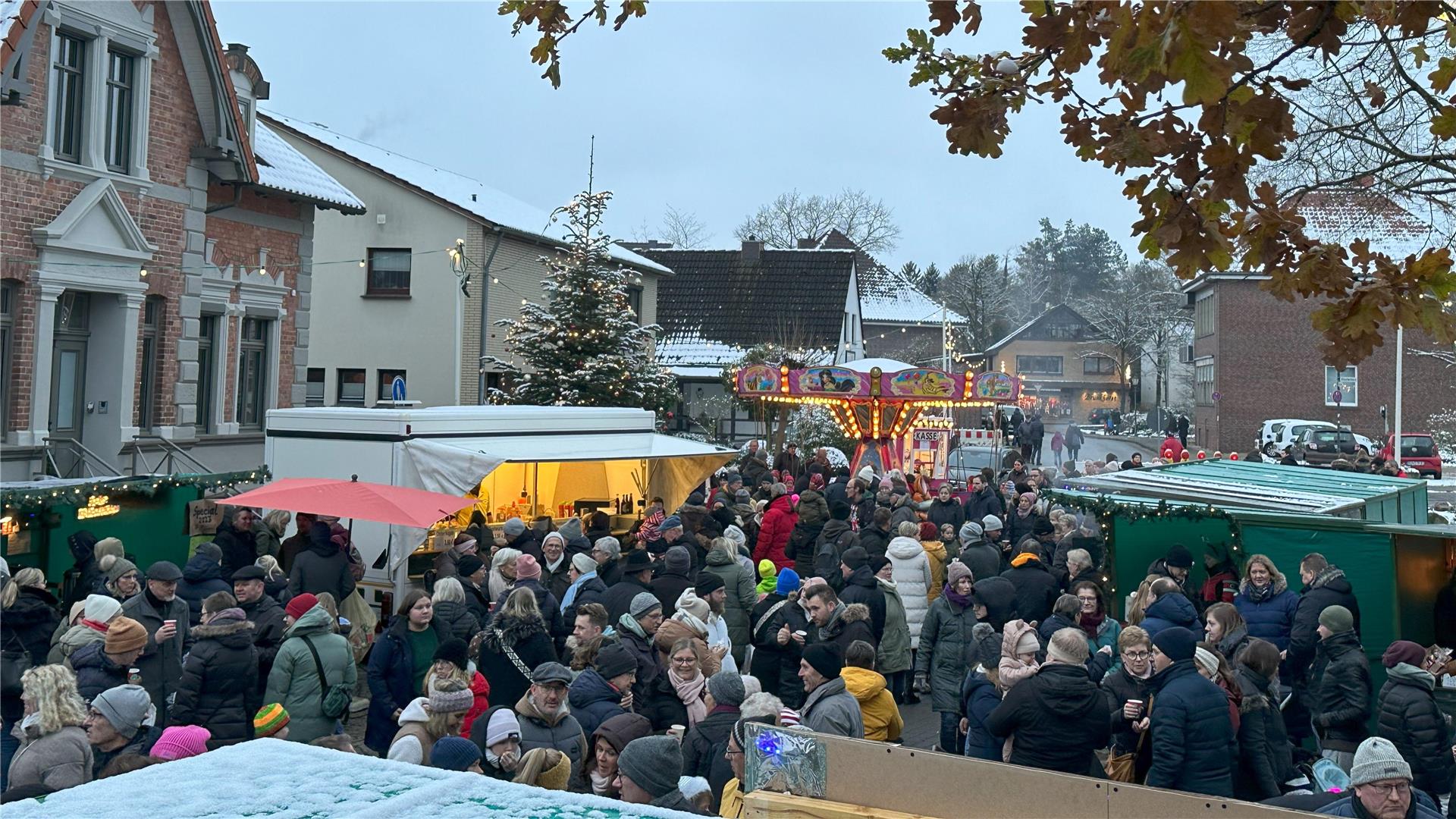 Das Foto zeigt die Budenstadt auf dem Sittenser Weihnachtsmarkt. 