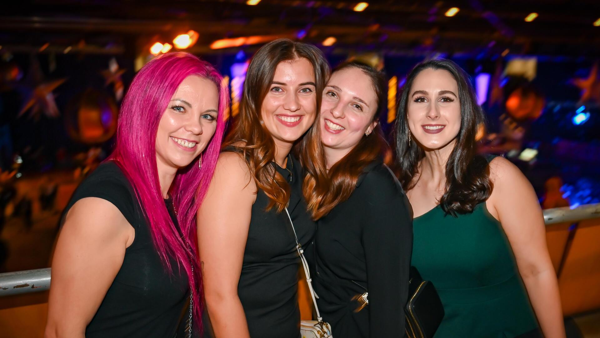 Der Weihnachtszauber hat wieder 4000 Besucher zum Feiern in die Bremerhavener Stadthalle gelockt. Mit dabei waren auch Annika Becker, Melina Goldhammer, Sarah Weinrich und Marina Wermann (v.l.).