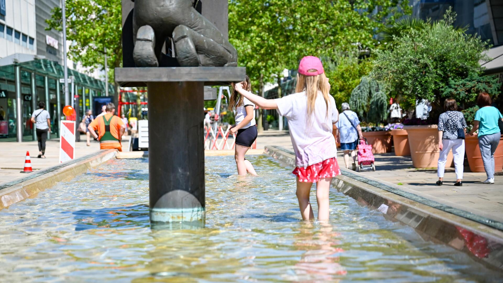 Ein Mädchen im Wasser 