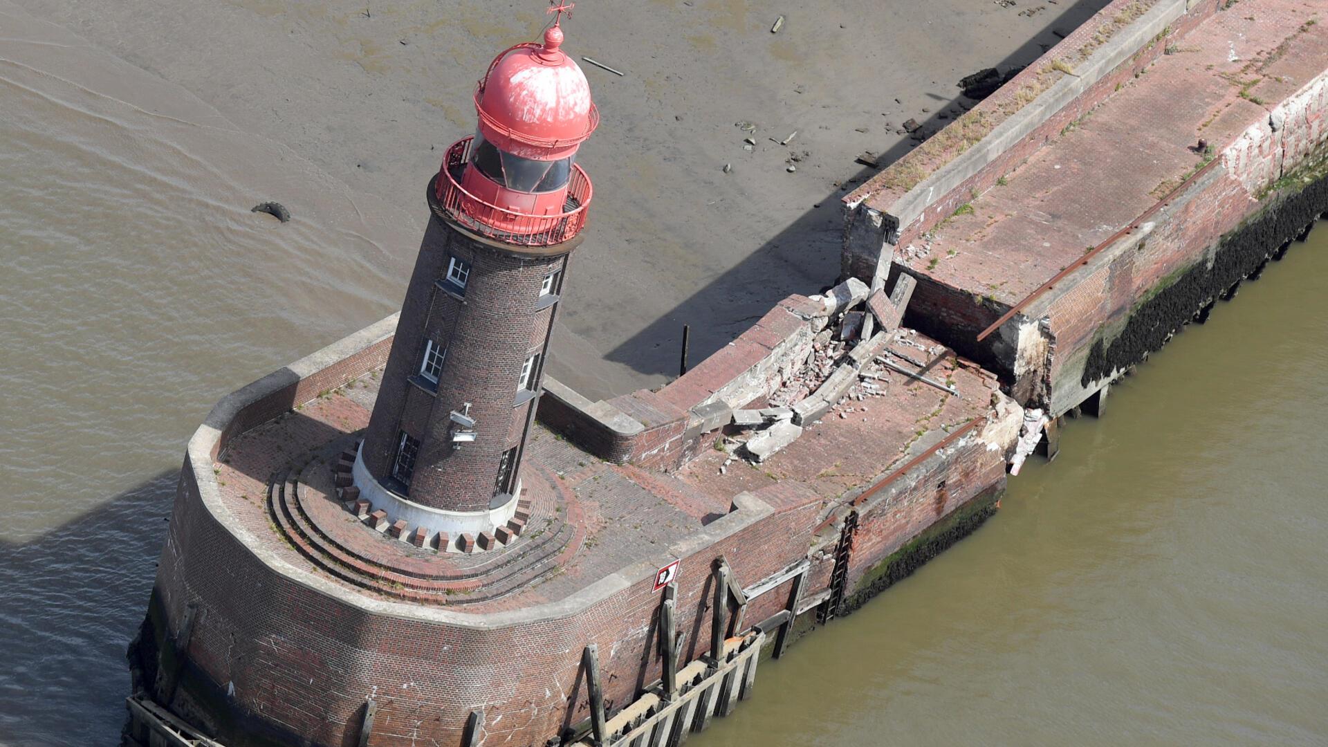 Schiefer Turm auf der eingesackten Nordmole.