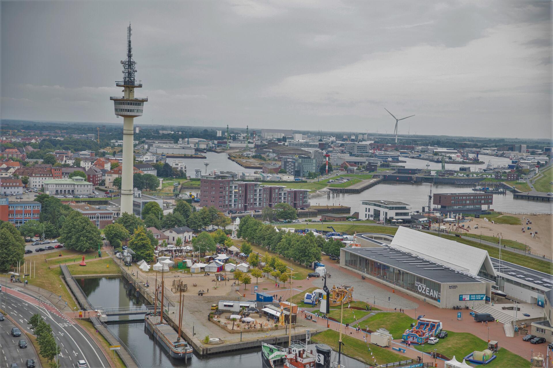 Der alte Funkturm streckt sich über den Maritimen Tagen in den Himmel. Oben im C...