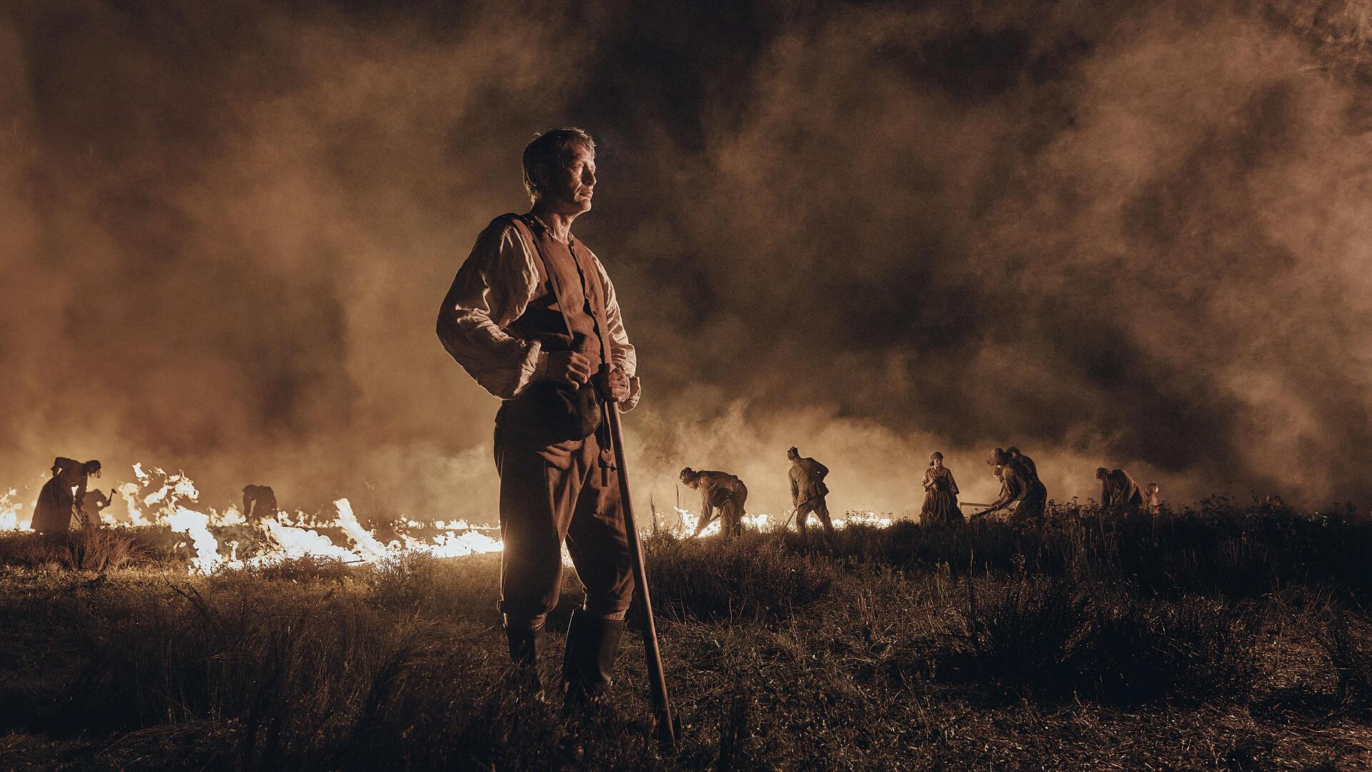 Der einstige Soldat Ludvig Kahlen (Mads Mikkelsen) will die wilde Heide von Jütland bezwingen. Szene des Films „King's Land“.