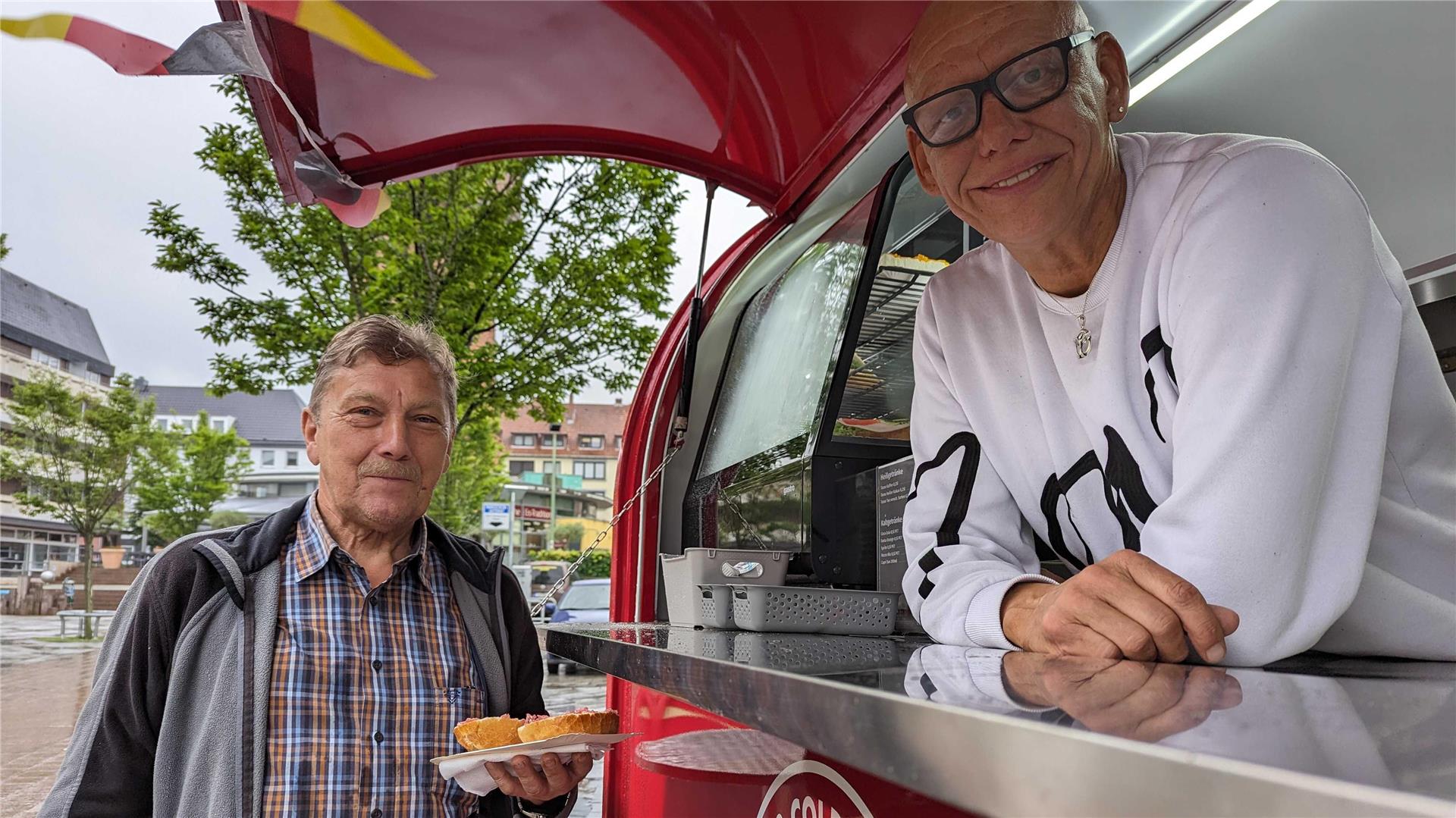 Der erste Kunde ist Heino Saltner und kommt aus Brillit (bei Bremervörde) an Frank Dreyers knallroten „Portcity No.1“ auf dem Wochenmarkt.