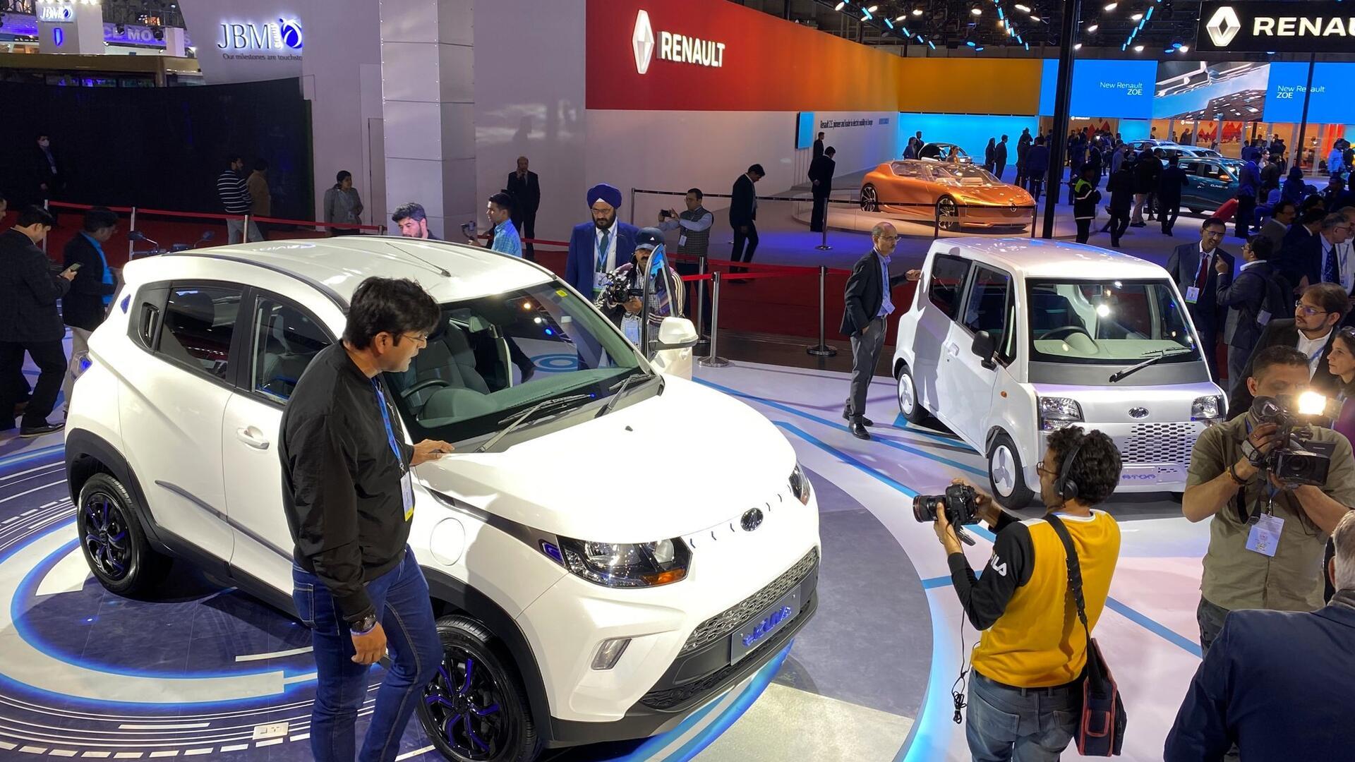 Der indische Hersteller Mahindra zeigt 2020 auf einer Messe das E-Auto E-Kuv100 (l.).