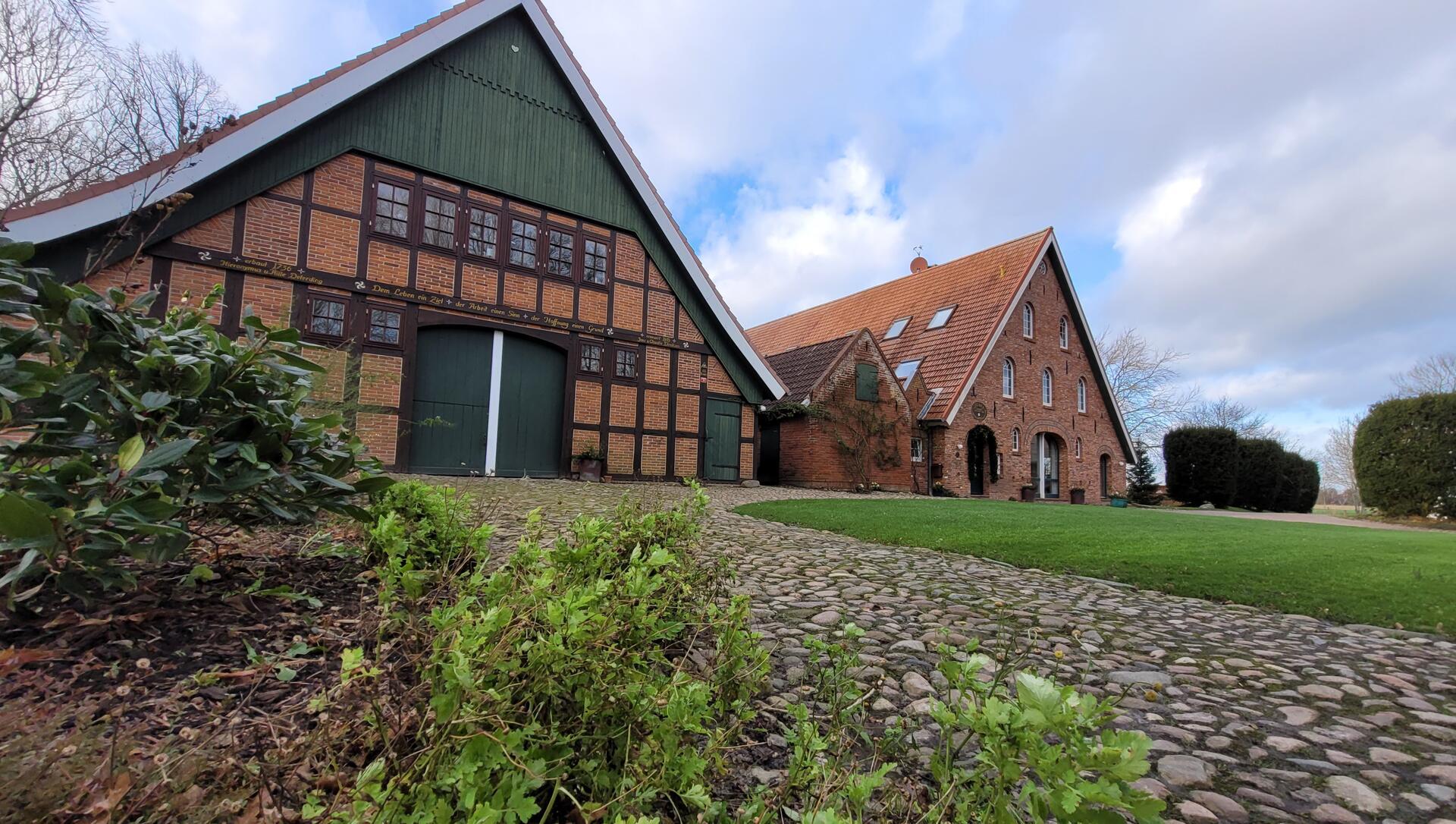 Der malerische Deichhof am Wremer Nordseedeich wurde vermutlich in den 1730er-Jahren gebaut. Seit den 1970er-Jahren betreibt Familie Dircksen hier Unterkünfte für Feriengäste. Seit Kurzem gehört die Anlage zu den „Ringhotels“.