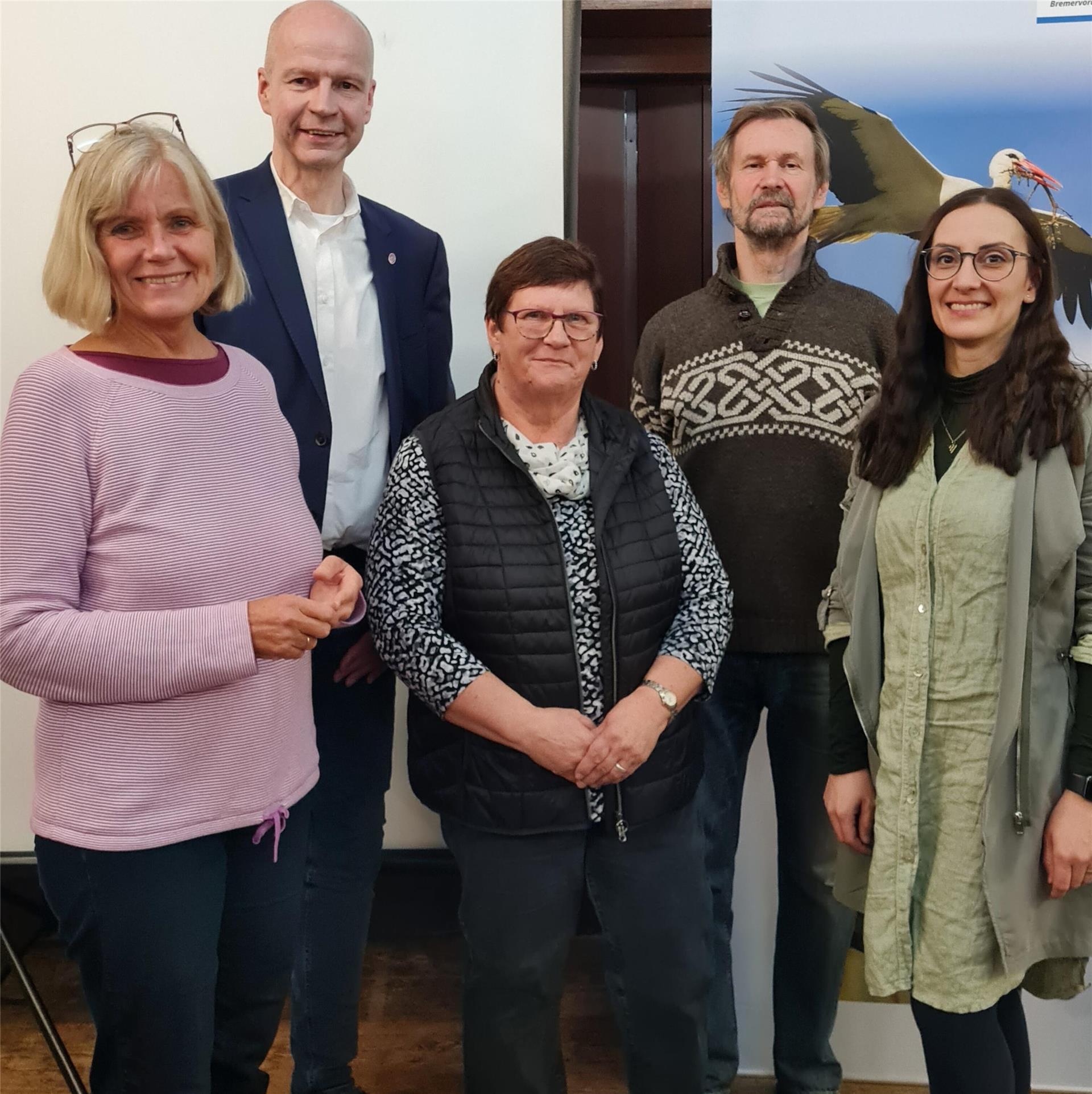 Der neu gewählte Vorstand des NABU-Kreisverbandes Bremervörde-Zeven mit Renate Warrem (links), Walter Lemmermann (Zweiter von links), Dirk Israel und Alexandra Entelmann (rechts) verabschiedet das langjährige Vorstandsmitglied Renate Tiedemann (Mitte)