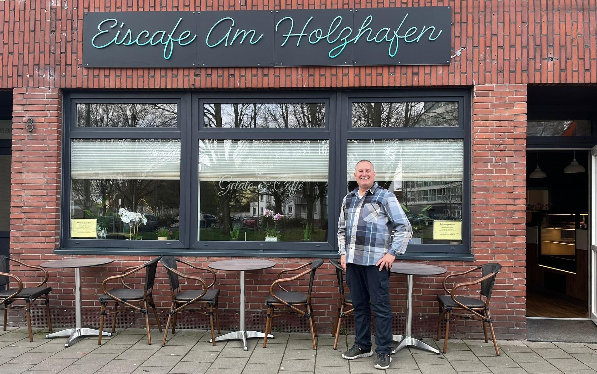 Der neue Inhaber des Eiscafés am Holzhafen Michael Bogumil bietet zusammen mit seiner Familie Eis, Kuchen und mehr an.
