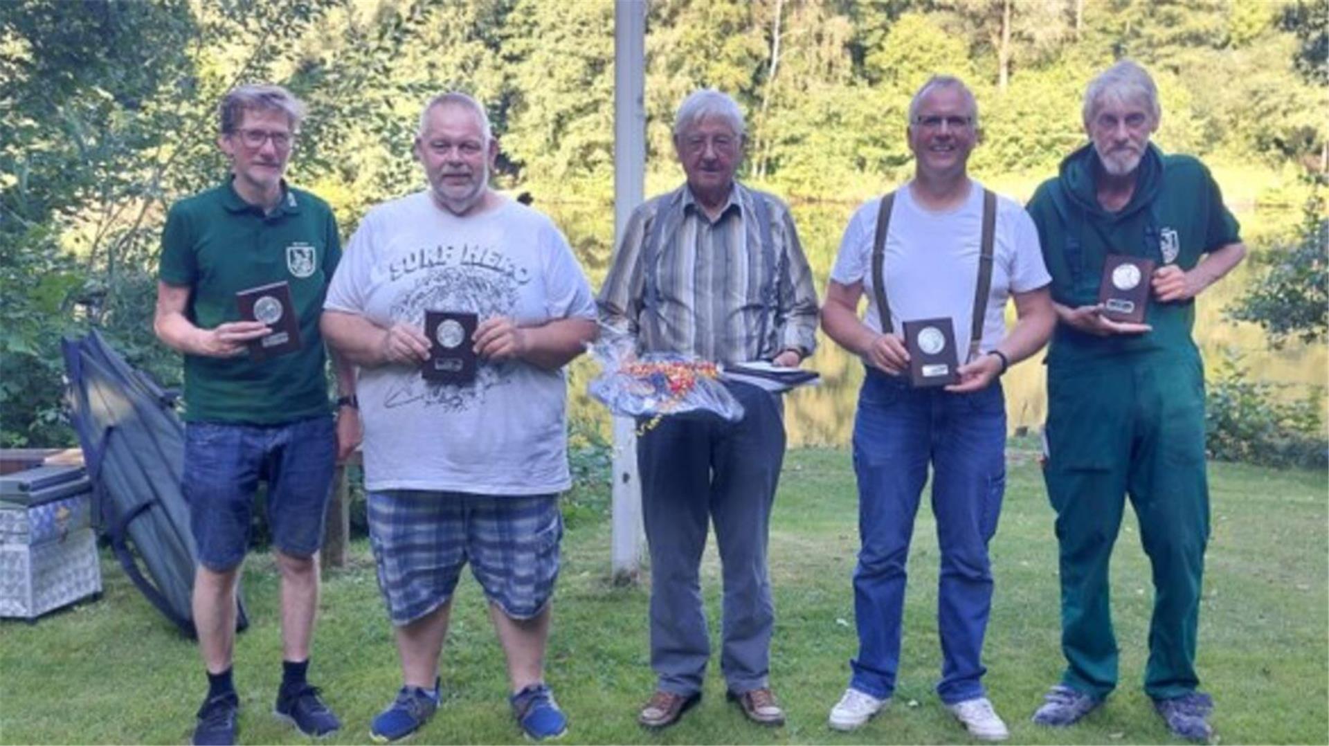 Der neue König der Lamstedter Angler, Günter Meyer (Mitte), im Kreis mit seinen nächsten Konkurrenten. Foto Tanja Bitter