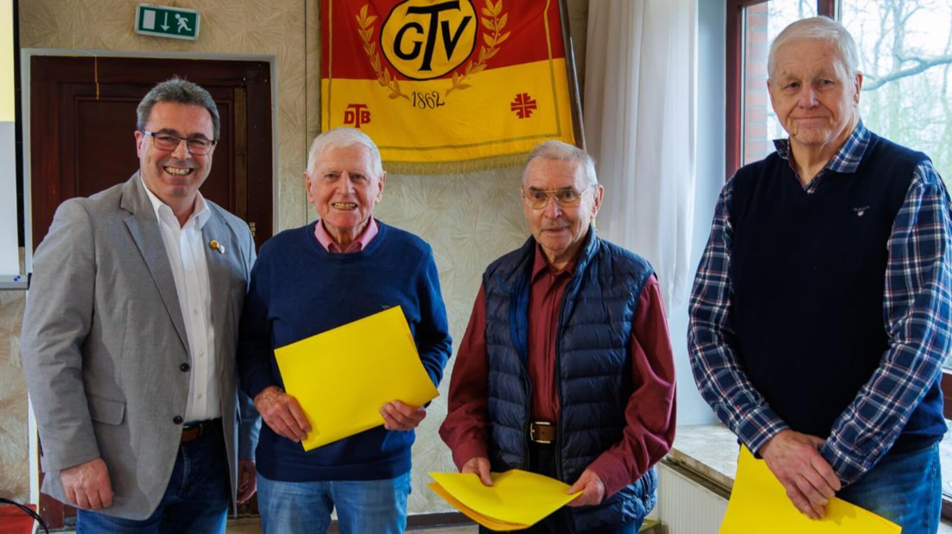 Der neue Vorsitzende Thorsten Schwebe (von links) ehrt Bernhard Grohbrügge, Werner Döscher und Reinhard Specht, dass sie seit 75 Jahren dem GTV angehören.