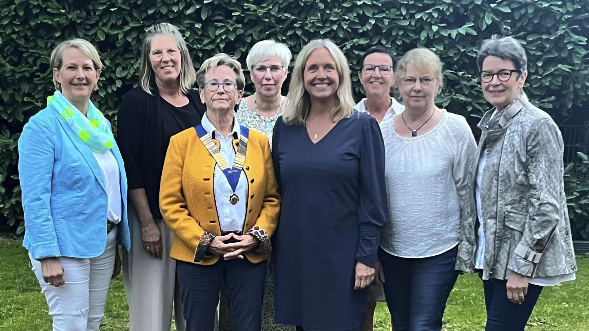 Der neue Vorstand des Inner Wheel Club Nordheide mit der neuen Präsidentin Angela Harms (Dritte von links) und Vorgängerin Ulrike Schloen (vorn, Mitte).