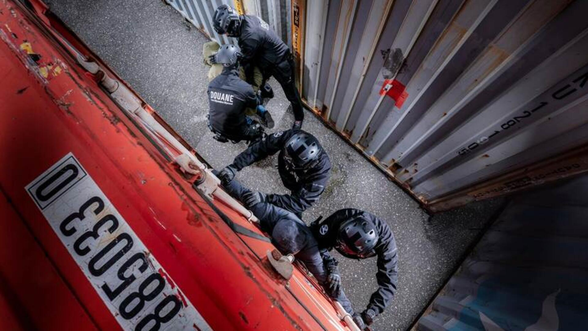 Der niederländische Zoll hat dieses Foto von der Arbeit eines speziellen Teams im Rotterdamer Hafen veröffentlicht, das Drogen sucht und so schnell wie möglich aus Containern holt.