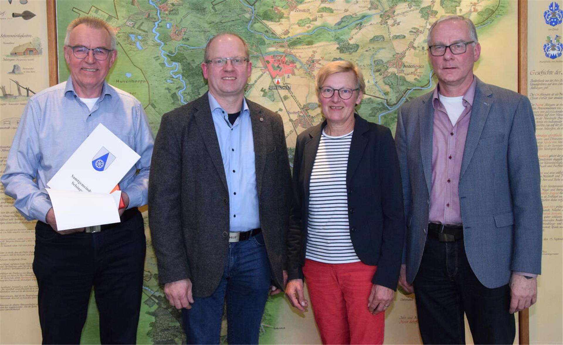 Der Selsinger Samtgemeindebürgermeister Gerhard Kahrs (rechts) verabschiedet Schiedsmann Heiner Schmidt (links) und freut sich über den Nachfolger Stefan Fitschen-Hobbeling. Als Stellvertreterin fungiert weiterhin Gisela Bos.