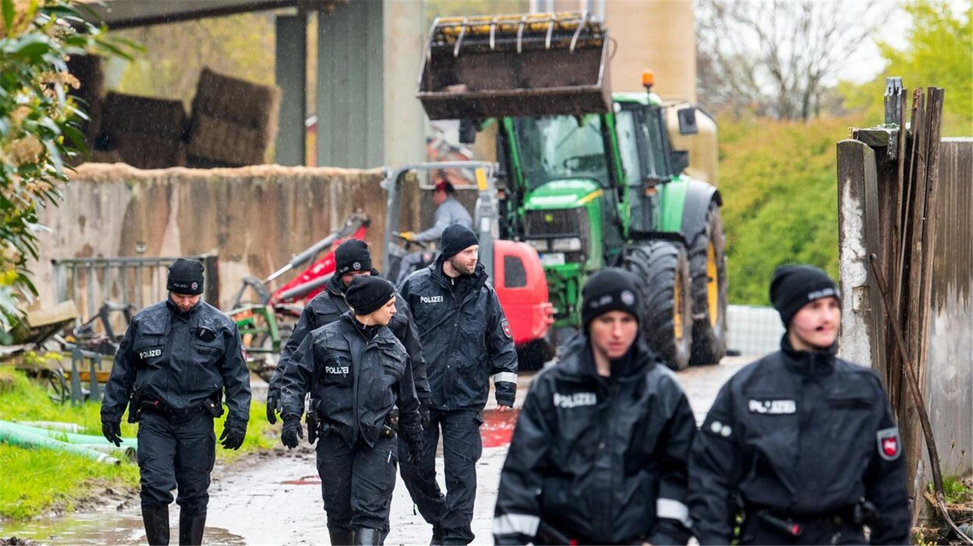 Der sechs Jahre alte Arian aus Elm im Landkreis bleibt auch nach einer Woche Suche weiterhin vermisst. Foto: Daniel Bockwoldt/dpa