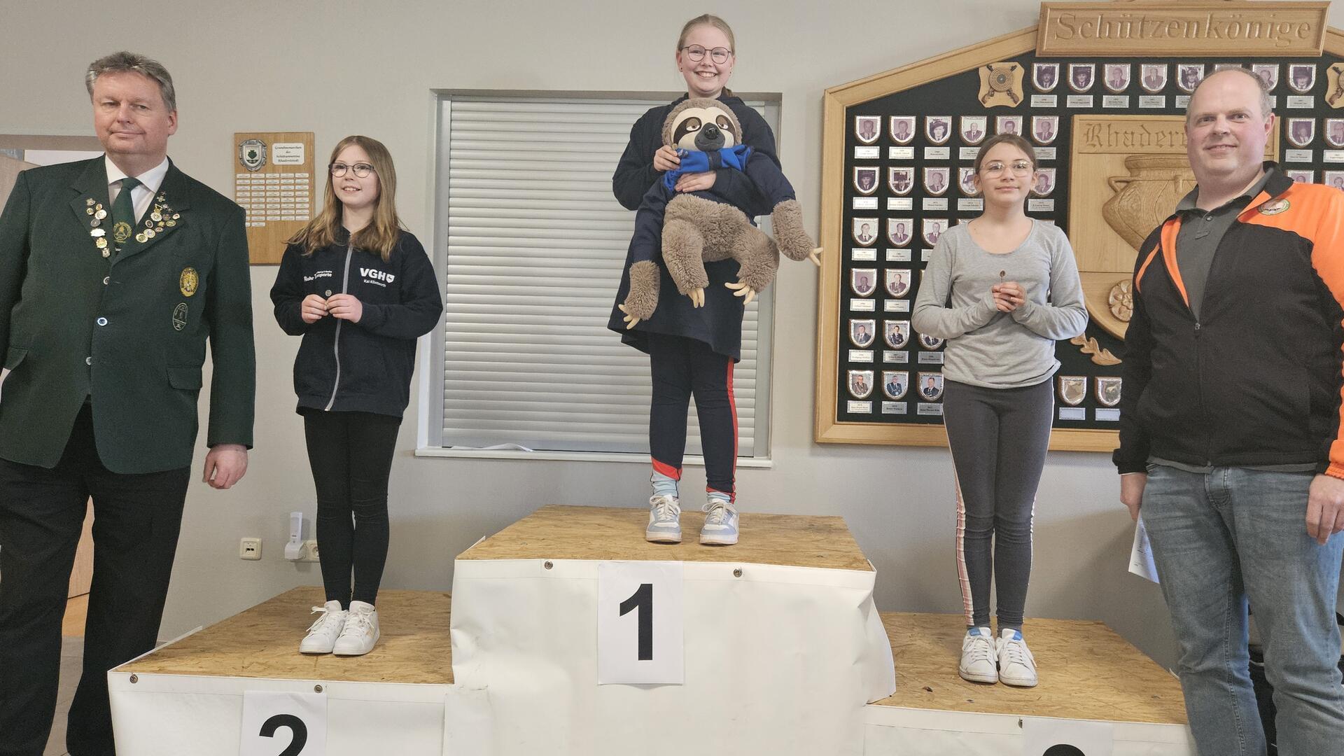 Der stellvertretende Bezirkspräsident Frank Pingel (links) und Bezirksjugendsportleiter Lars Busch gratulierten den drei Erstplatzierten in der Schülerinnenklasse II Dorothea Stelling (1.), Leni Klintworth (2.) und Mara Ladwig (3.).