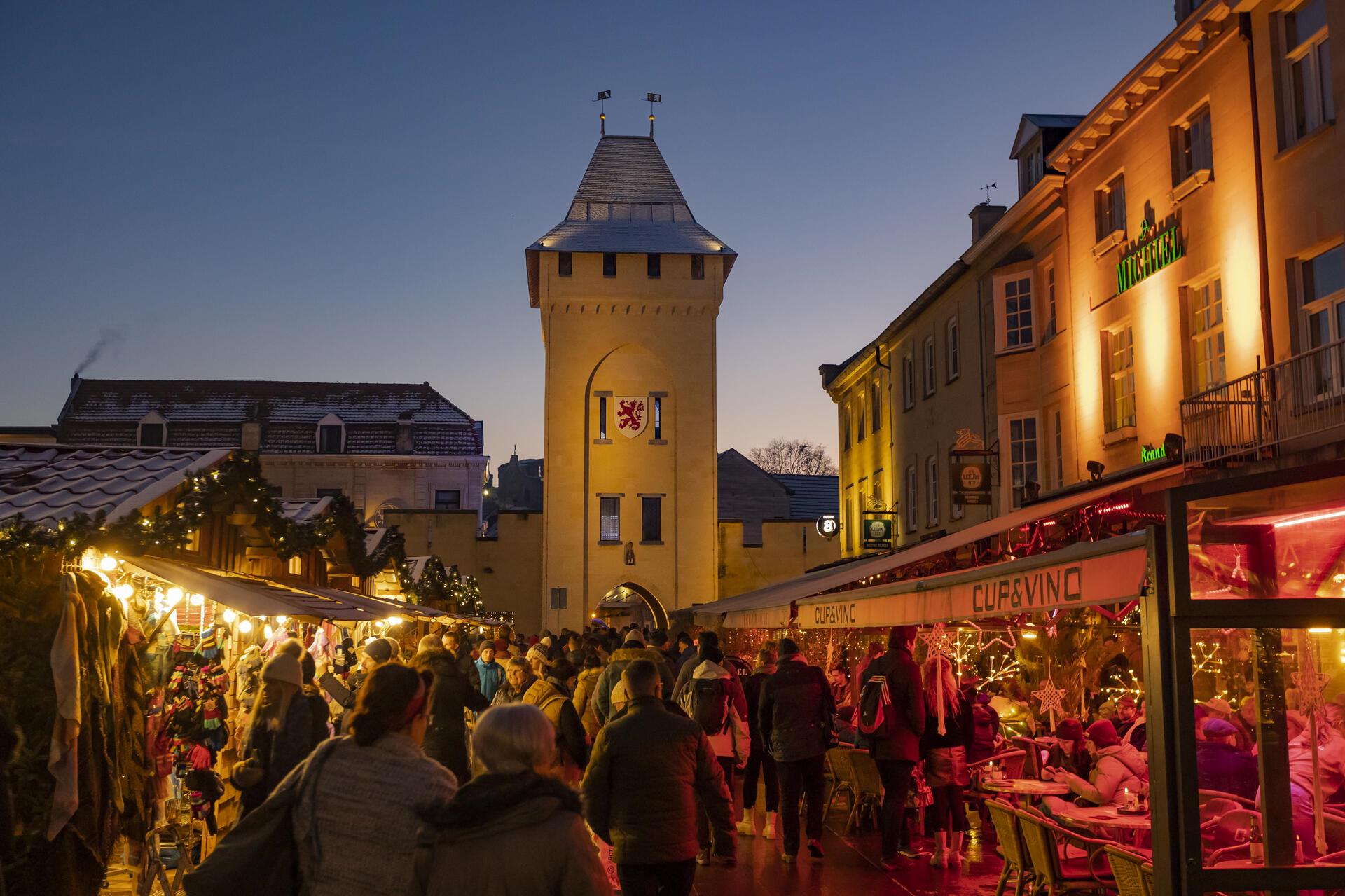 Der stimmungsvoll beleuchtete Weihnachtsmarkt in den Straßen von Valkenburg lädt mit seinen festlichen Ständen zum Bummeln ein.