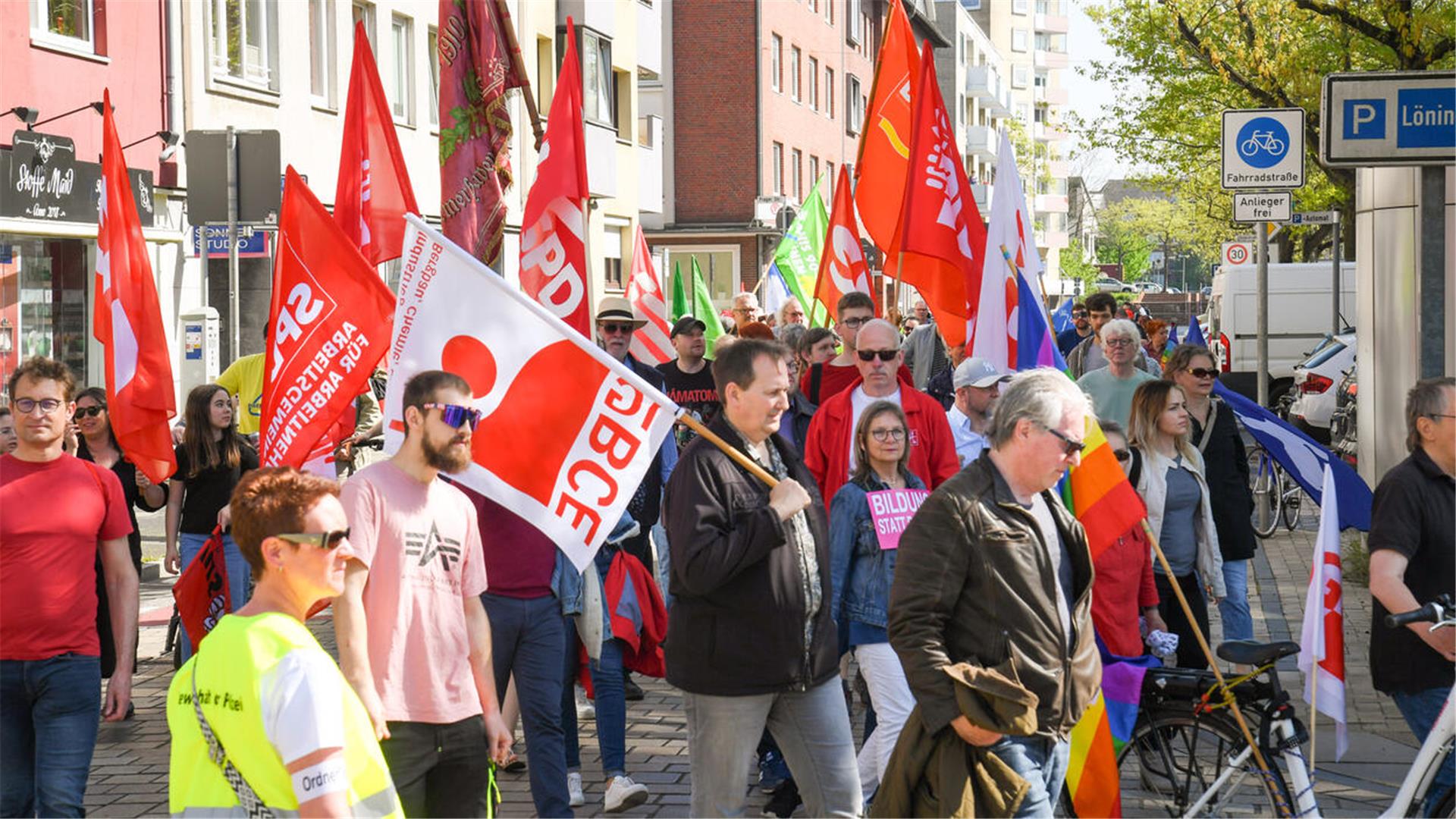 Der traditionelle Demonstrationszug zum 1. Mai zieht durch die Löningstraße zum Theodor-Heuss-Platz.