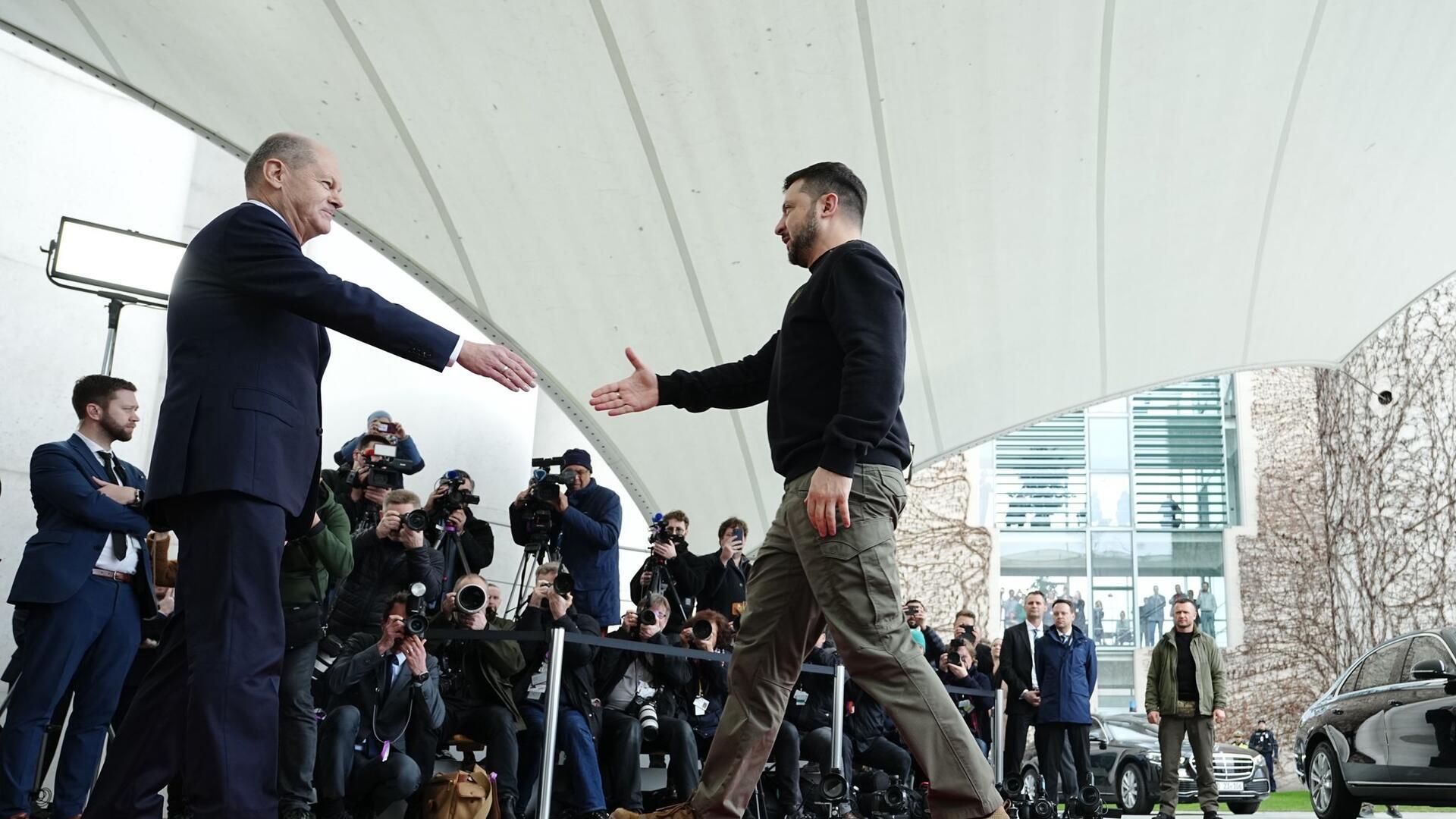 Der ukrainische Präsident Wolodymyr Selenskyj ist in Berlin eingetroffen und wird von Bundeskanzler Olaf Scholz empfangen.