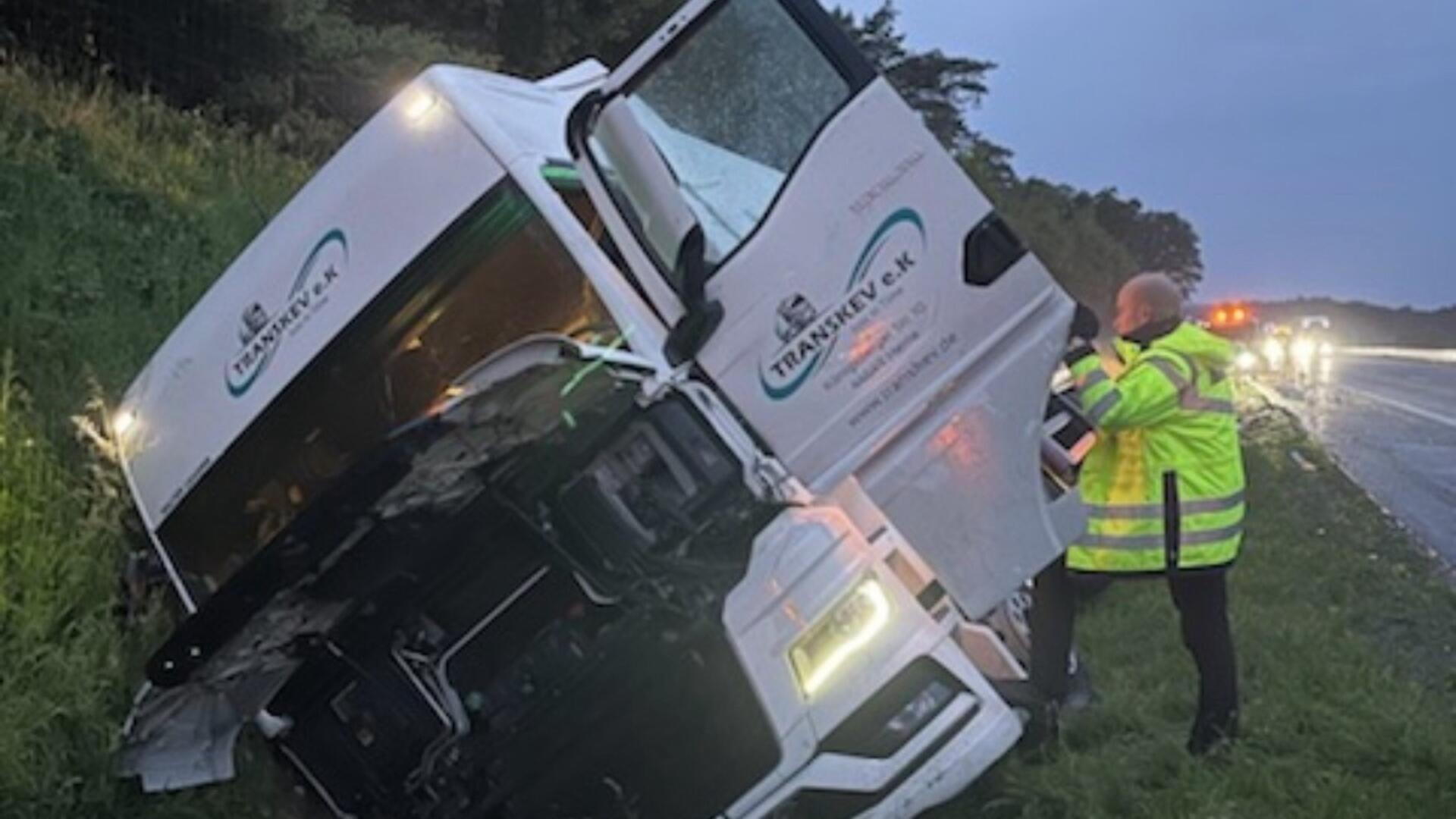 Der verunglückte Sattelzug landete schließlich im Straßengraben.