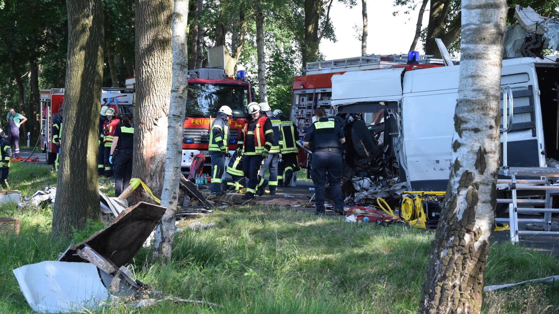 Der weiße Transporter ist nach dem Zusammenprall mit einem Baum als solcher kaum noch zu erkennen. Der Fahrer verstarb an der Unfallstelle.