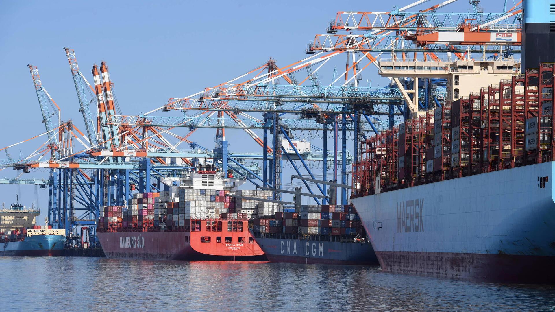 Schiffe an den Containerterminals