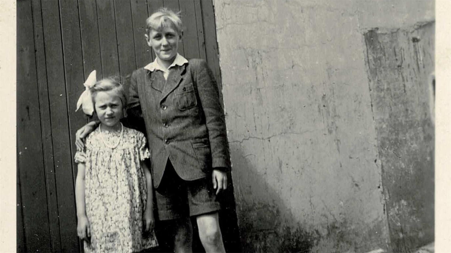 Der zwölfjährige Harald mit seiner Schwester kurz vor der Bombennacht.