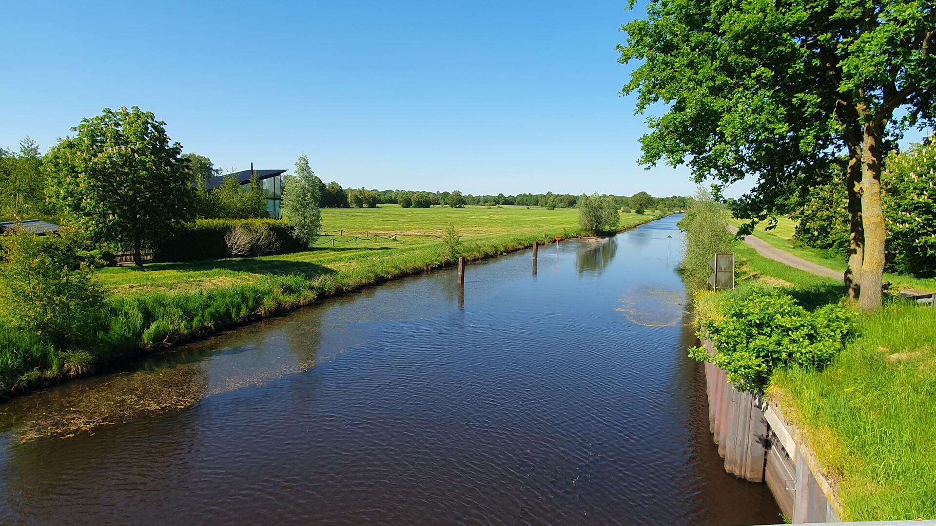 Derzeit schweift der Blick an der Brücke beim Kührstedter Wassersportverein noch über freies Land. Bald schon könnten sich hier Windriesen drehen.