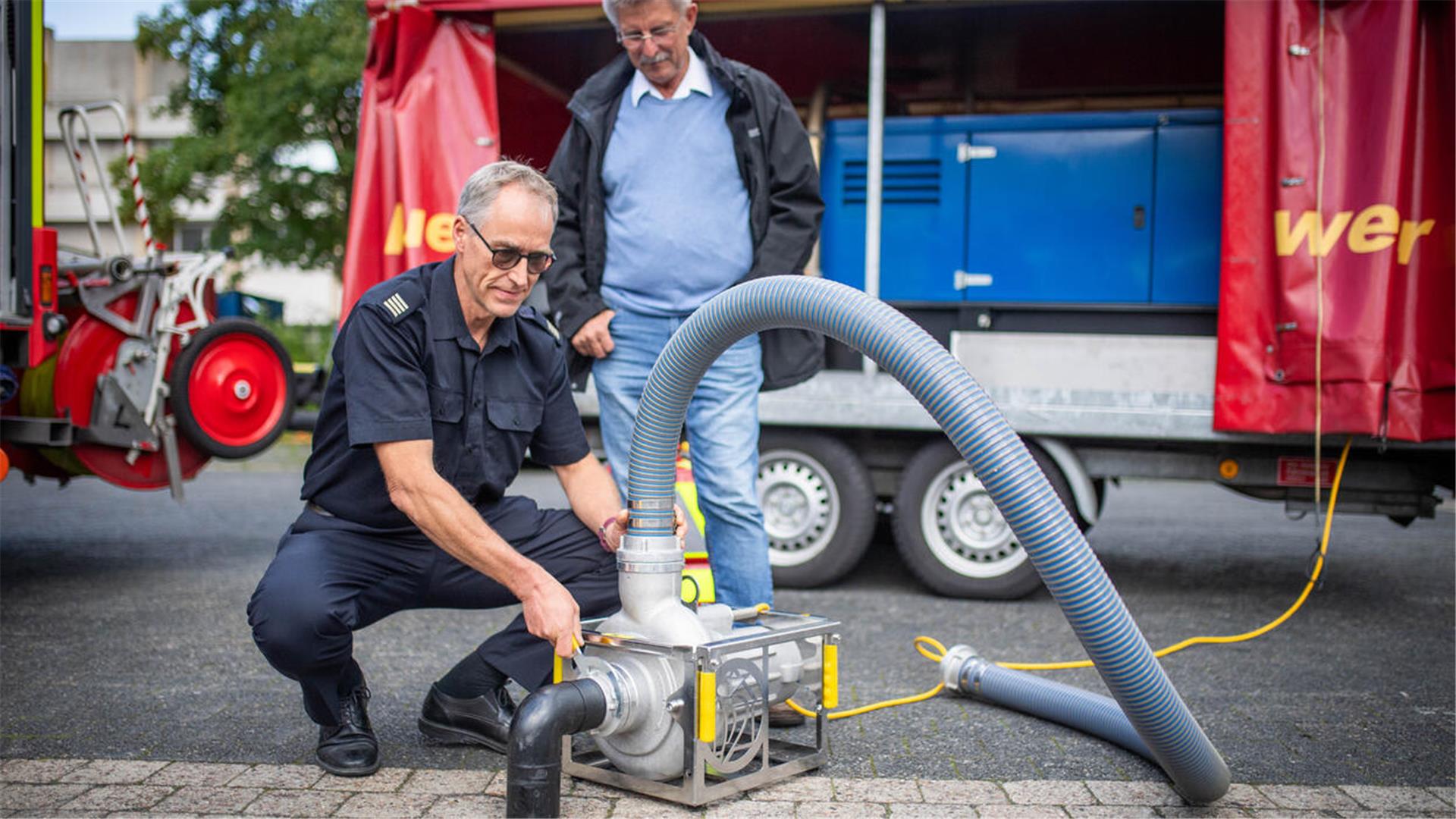 Dezernent Peter Skusa (hinten) und Feuerwehr-Chef Jens Cordes ordnen Aussagen ein.  