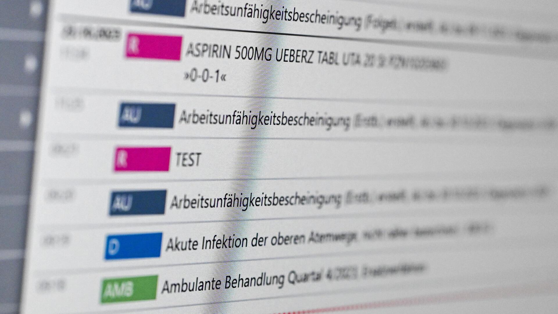 Auf einem Bildschirm in der E-Health-Showpraxis der Kassenärztlichen Vereinigung Berlin ist eine elektronische Patientenakte ePA dargestellt (gestellte Szene). 