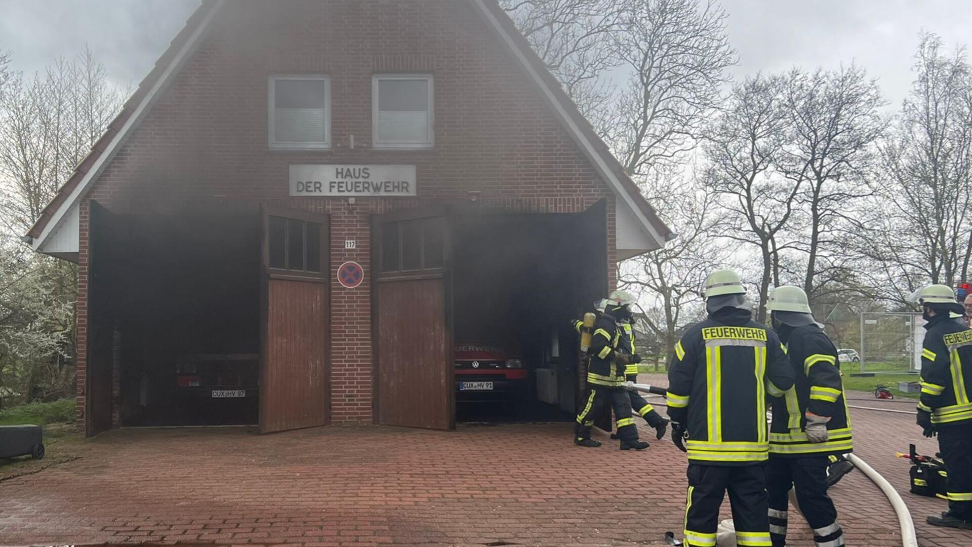 Rauch und Feuerwehrleute 