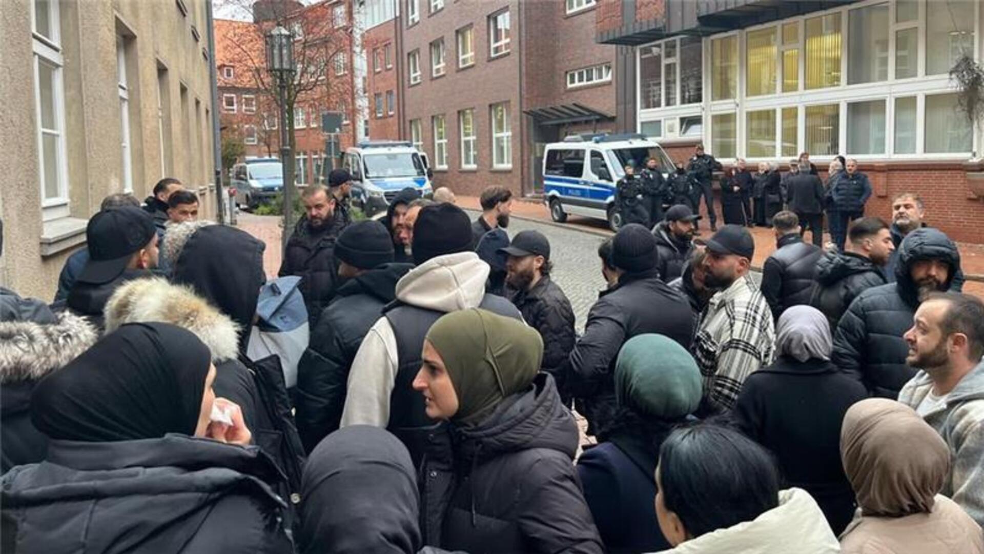 Dichtes Gedränge vor Beginn des Clan-Prozesses in Stade am Dienstag.